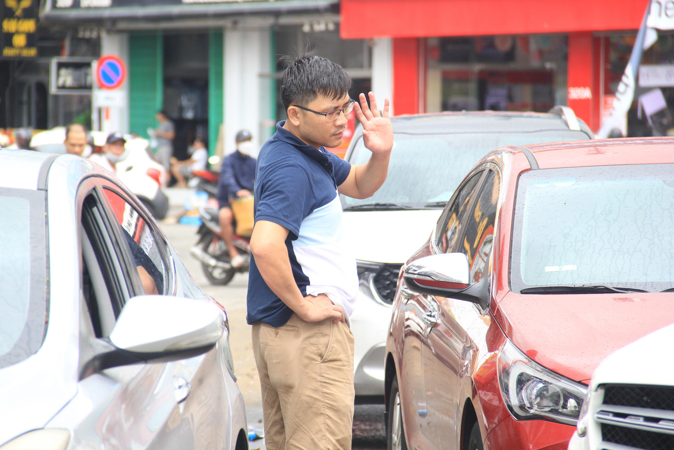 Nhiều chủ xe bất lực nhìn những chiếc xe nằm im trên đường, phần vì lo thiệt hại tài sản, phần vì lo lắng không gọi được thợ sửa xe hay cứu hộ xe.
