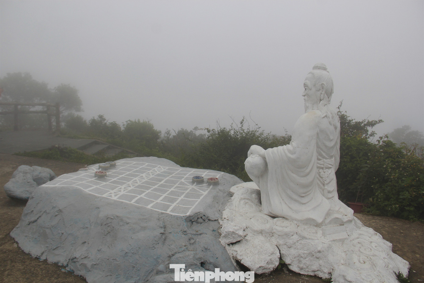 Đỉnh Bàn Cờ những ngày qua nhiều sương mù. Ảnh: Thanh Trần.