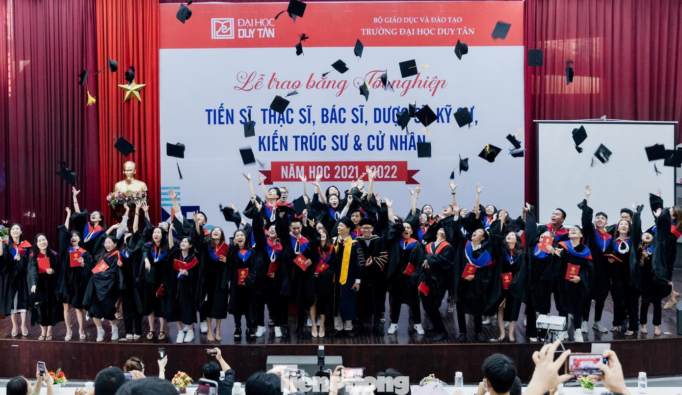 ĐH Duy Tân đào tạo 10 chuyên ngành trình độ Tiến sĩ, 15 chuyên ngành trình độ Thạc sĩ, 47 ngành trình độ ĐH. ĐH Duy Tân đào tạo 10 chuyên ngành trình độ Tiến sĩ, 15 chuyên ngành trình độ Thạc sĩ, 47 ngành trình độ ĐH.