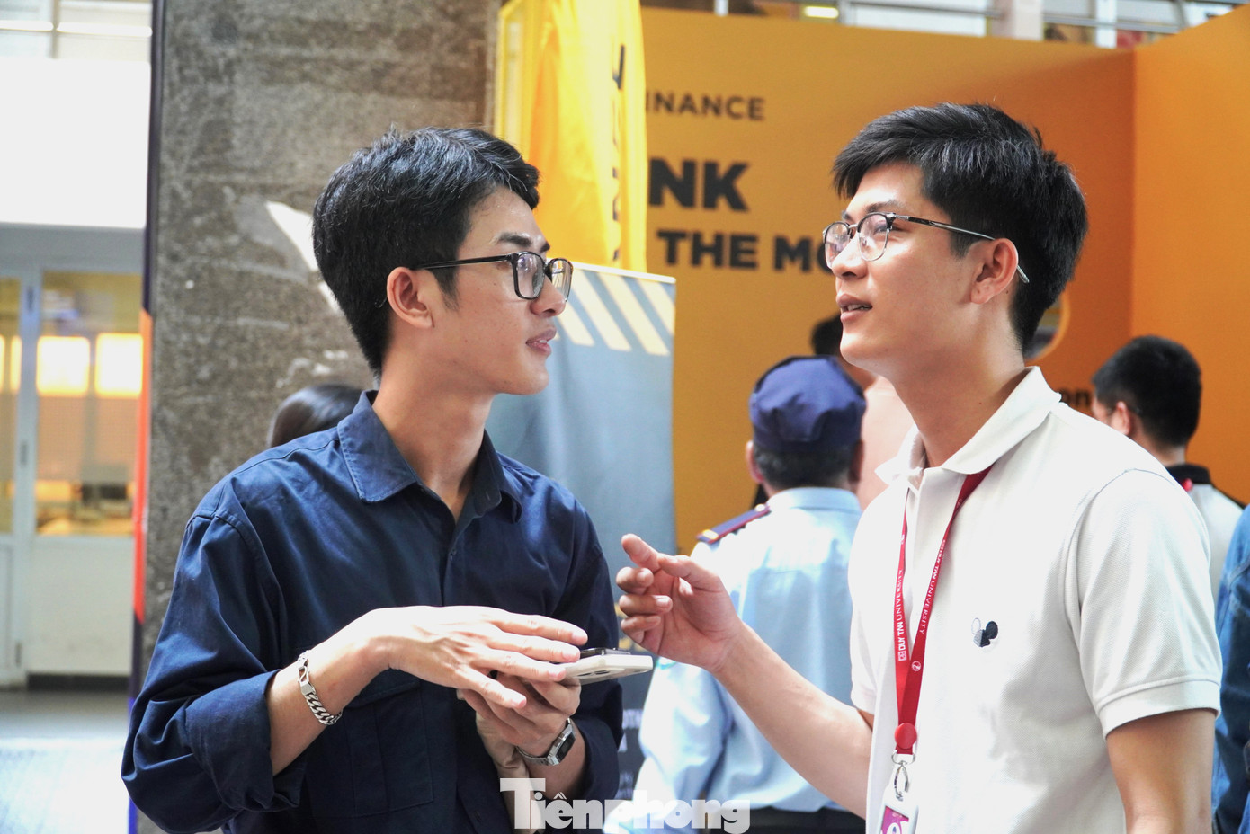 Đinh Văn Nhân (sinh viên ngành An ninh mạng, Đại học Duy Tân) chia sẻ: &quot;Em rất hứng thú với ngày hội, đặc biệt là các hội thảo liên quan đến AI, bởi lĩnh vực em đang rất quan tâm. Đây cũng là dịp để em mở mang kiến thức, biết thêm những xu hướng công nghệ đang thịnh hành, phát triển&quot;.