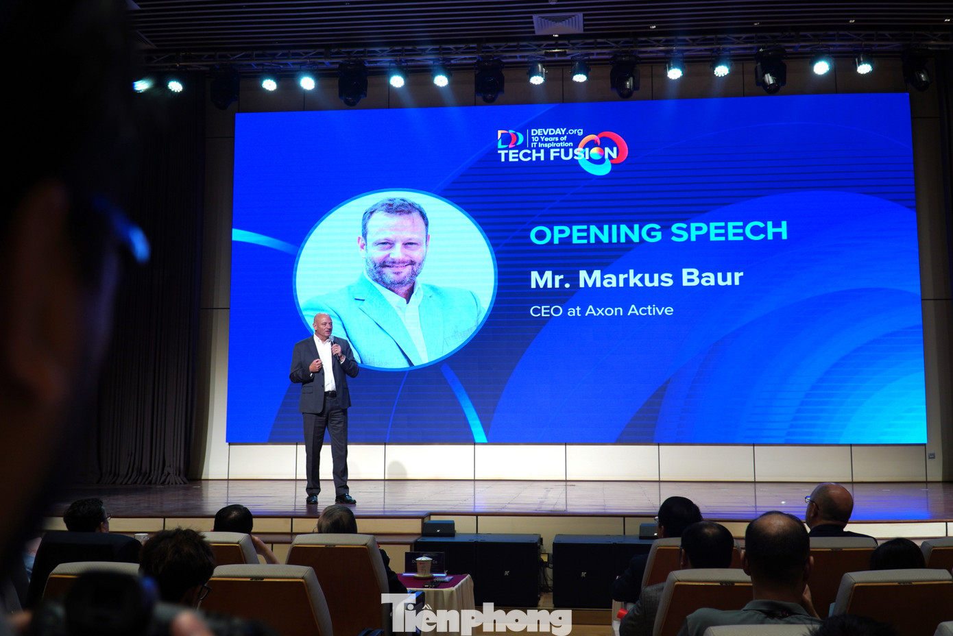 Trong khuôn khổ chương trình còn có hơn 30 phiên hội thảo chuyên sâu, quy tụ 40 diễn giả hàng đầu trong và ngoài nước, chia sẻ những góc nhìn và kinh nghiệm thực tiễn về các lĩnh vực công nghệ đang định hình tương lai. Nội dung các hội thảo xoay quanh các chủ đề: Đổi mới với Trí tuệ Nhân tạo – Thúc đẩy phát triển phần mềm và chuyển đổi ngành công nghiệp; Web3 tại Việt Nam – Tiên phong các giải pháp phi tập trung cho một tương lai kết nối; Xây dựng các doanh nghiệp công nghệ của tương lai – Khởi nghiệp tại giao điểm của AI và Web3.