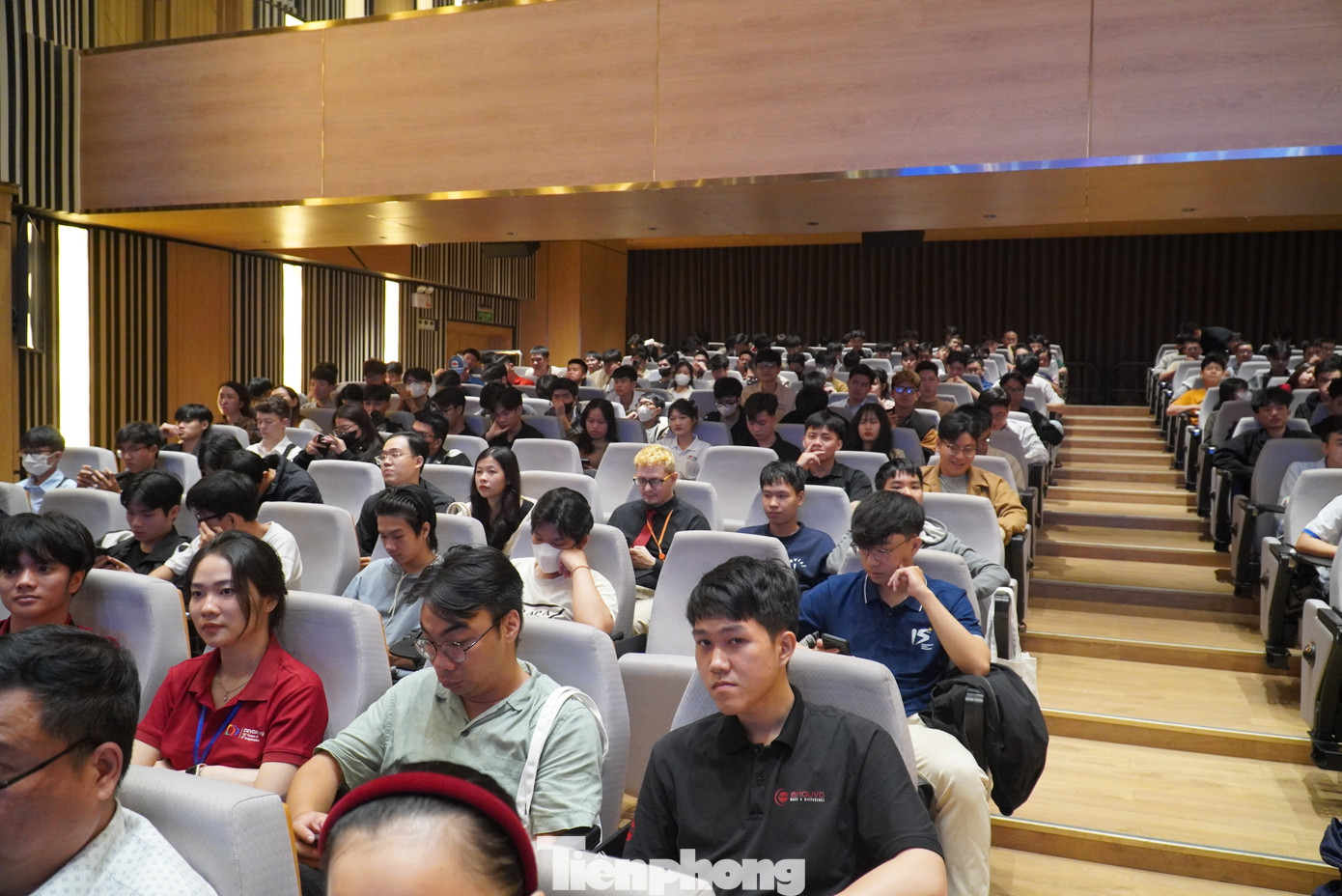 Theo các bạn trẻ, trong thời đại cách mạng 4.0, nếu không cập nhật, ứng dụng công nghệ, mỗi người sẽ bị tụt hậu, mất cơ hội việc làm. "Hiện nay hầu như lĩnh vực nào cũng ứng dụng công nghệ, sử dụng AI để quản lý, điều hành tốt hơn. Để sau này ra trường bớt bỡ ngỡ, em đã học và tìm hiểu rất nhiều. Ngày hội hôm nay cũng giúp em có cái nhìn rõ ràng nhất về các sản phẩm, cách thức ứng dụng công nghệ hiện nay", Anh Thư - sinh viên năm 3 cho hay.