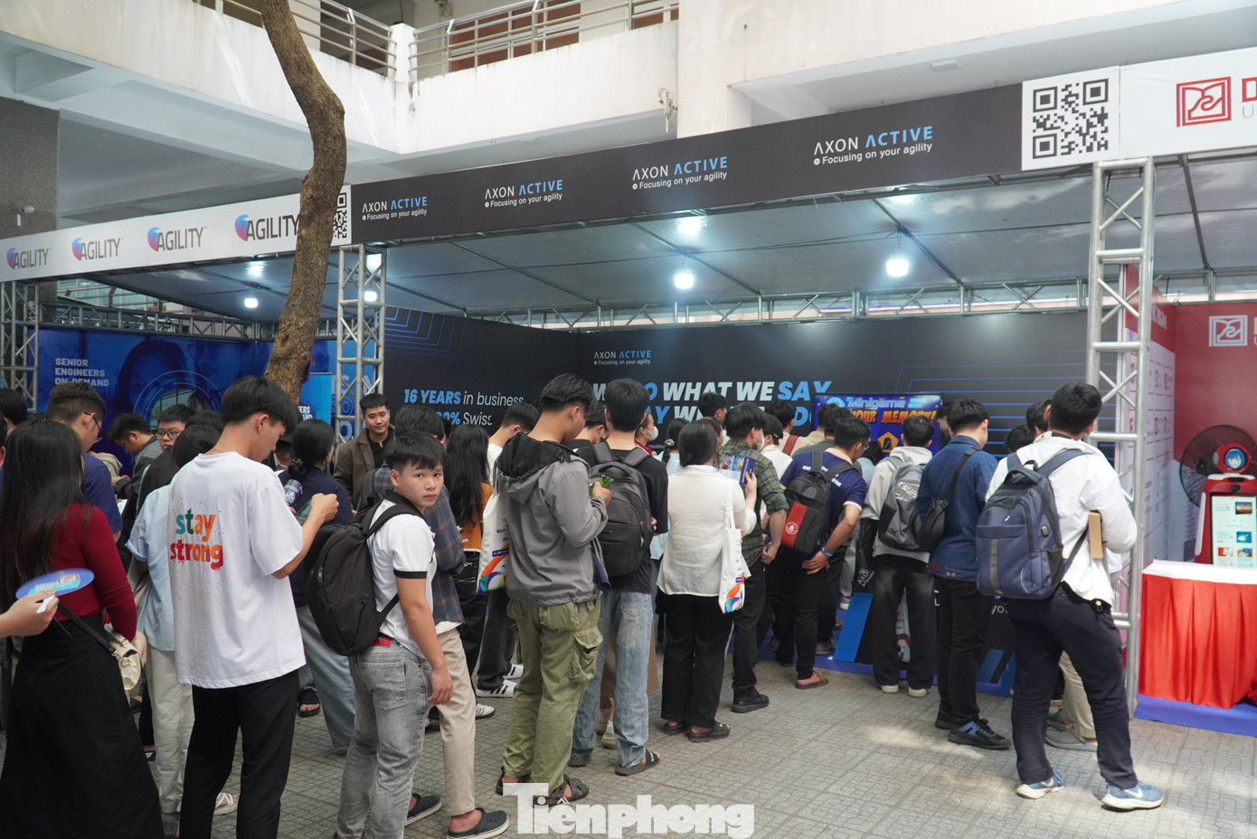 Các bạn trẻ xếp hàng dài trước các gian hàng giới thiệu sản phẩm công nghệ. Ngày hội tạo điều kiện kết nối sâu rộng cộng đồng công nghệ thông tin, mở rộng mạng lưới hợp tác giữa chuyên gia, doanh nghiệp, giảng viên, sinh viên và các tổ chức công nghệ trong và ngoài nước.