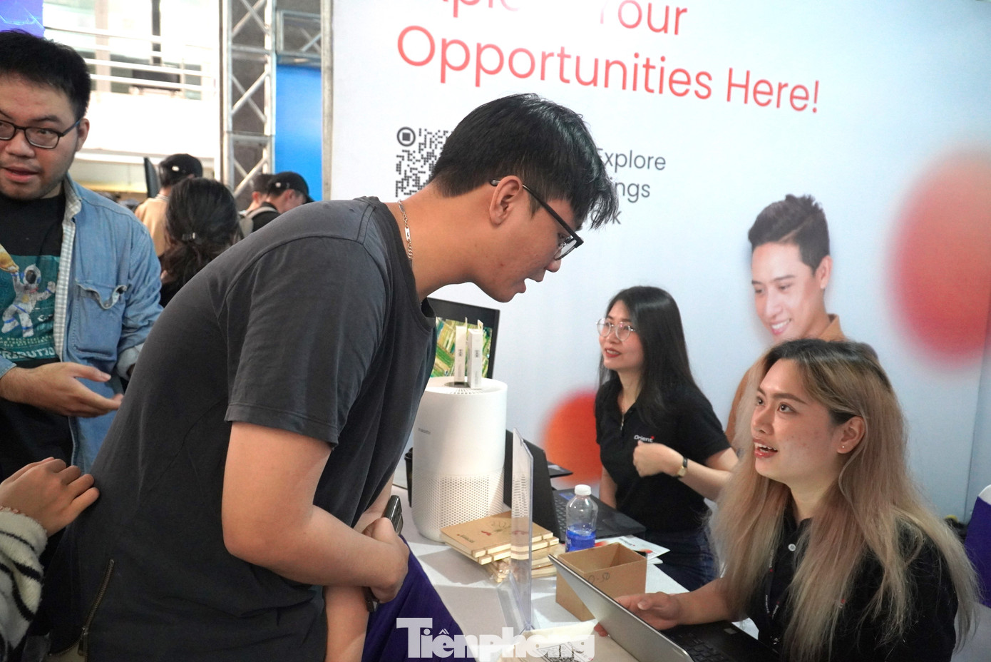 Sinh viên được trao đổi, tìm hiểu với các doanh nghiệp công nghệ. Theo các bạn, đây còn là dịp để các bạn xác định nghề nghiệp, hướng đi trong tương lai.