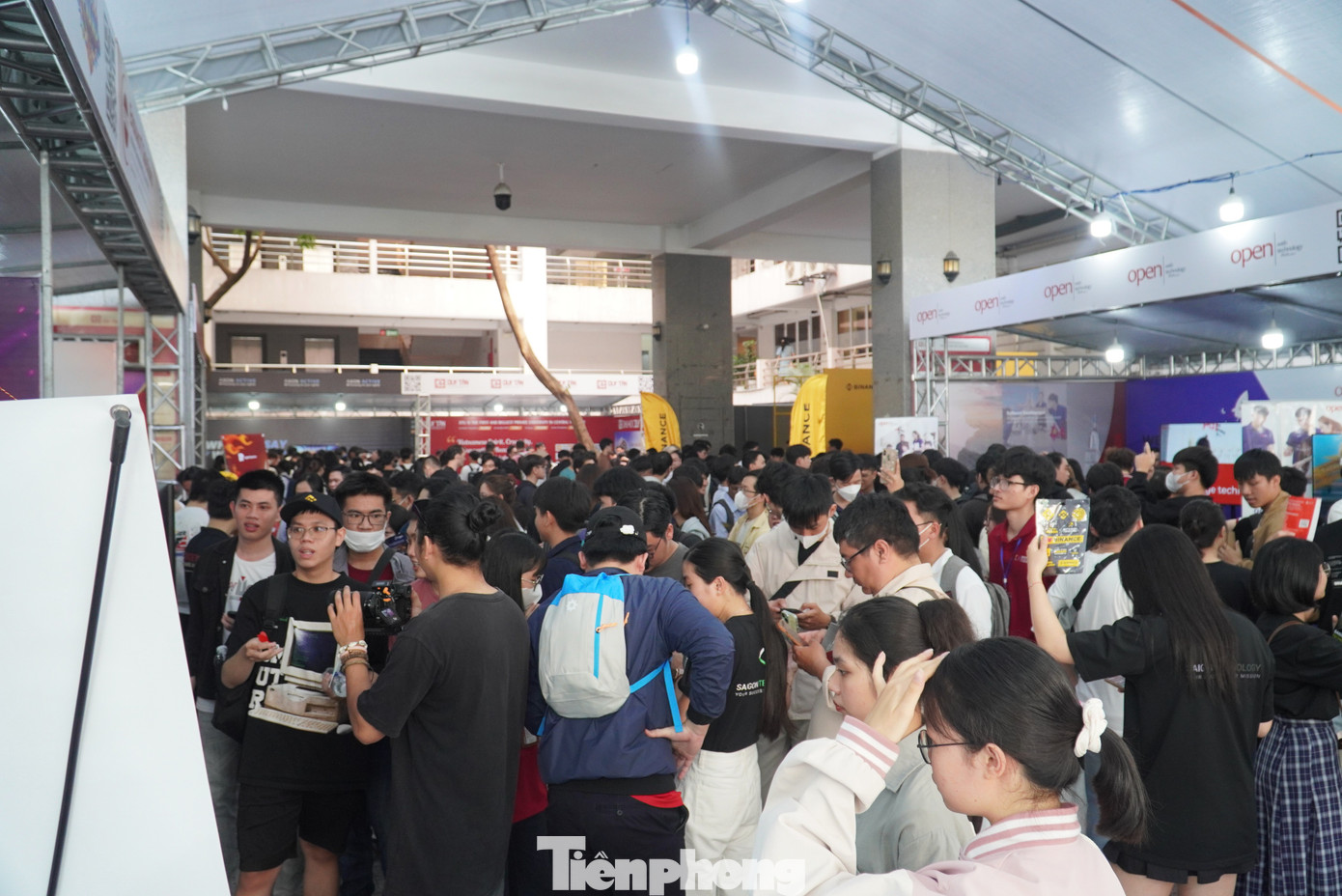 Ngày hội lần này có 18 gian hàng triển lãm công nghệ, trưng bày những sản phẩm và giải pháp tiên tiến từ các doanh nghiệp hàng đầu. Hàng ngàn bạn trẻ chen chân trước các gian hàng để tìm hiểu những công nghệ tiên tiến. Nguyễn Minh Hoàng (Đại học Duy Tân) cho hay rất háo hức với ngày hội vì có cơ hội hiểu biết thêm về AI, Blockchain, Big Data, Cloud, IoT...