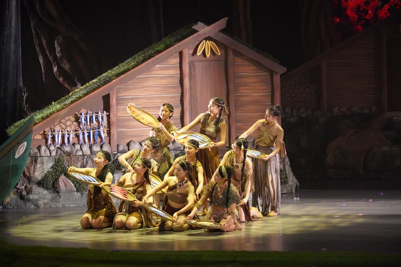 Giông bão qua đi, ngôi làng ven biển hiện lên trong không khí rộn ràng vui tươi hệt ngày hội dưới sự kết hợp hài hòa của âm nhạc và vũ điệu.