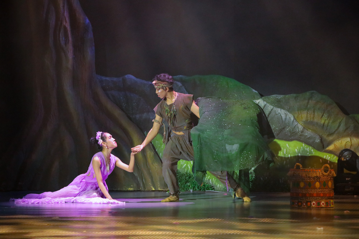 Kịch không lời thoại nhưng vẫn mang đến cho khán giả nhiều cảm xúc. Ông Nguyên An (54 tuổi, quận Hải Châu) đánh giá phân đoạn những người vợ, người mẹ thét gào khi chồng con gặp nguy giữa biển là lúc cảm xúc cao trào nhất. "Tôi hiểu hơn những nguy nan, lo lắng, phập phồng của người dân vùng biển, đồng cảm với họ hơn", ông trải lòng.