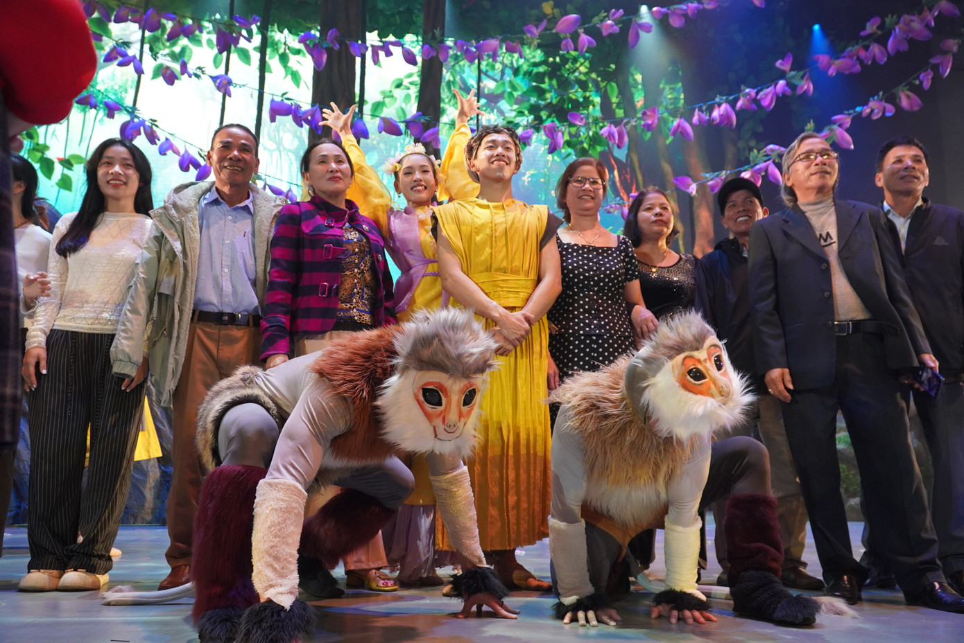 Hết kịch, khán giả vẫn không rời rạp vì vương vấn cảm xúc từ vở diễn. "Tôi ấn tượng nhất là cây đa di sản và hoa thàn mát, khi lên sân khấu như lạc vào thế giới huyền ảo khác dù tôi đã lên bán đảo Sơn Trà. Nhiều khung cảnh Sơn Trà trên sân khấu quá đẹp, tôi phải ồ lên 'Sơn Trà đây sao?', anh Quang Huy, du khách Hà Nội phấn khích.