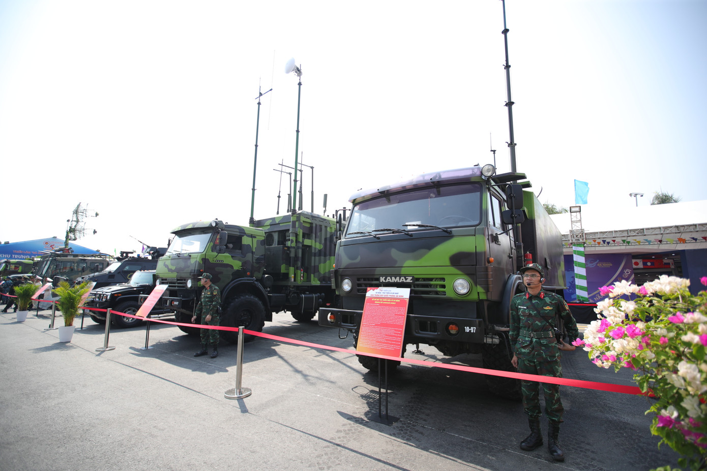 Nhật Trường (20 tuổi, quận Hải Châu) cho hay từ nhỏ đã rất đam mê với các loại xe phục vụ quân sự nên khi biết triễn lãm có trưng bày các phương tiện này, Trường đã đến xem và chụp lại rất nhiều ảnh. Nhật Trường (20 tuổi, quận Hải Châu) cho hay từ nhỏ đã rất đam mê với các loại xe phục vụ quân sự nên khi biết triễn lãm có trưng bày các phương tiện này, Trường đã đến xem và chụp lại rất nhiều ảnh.