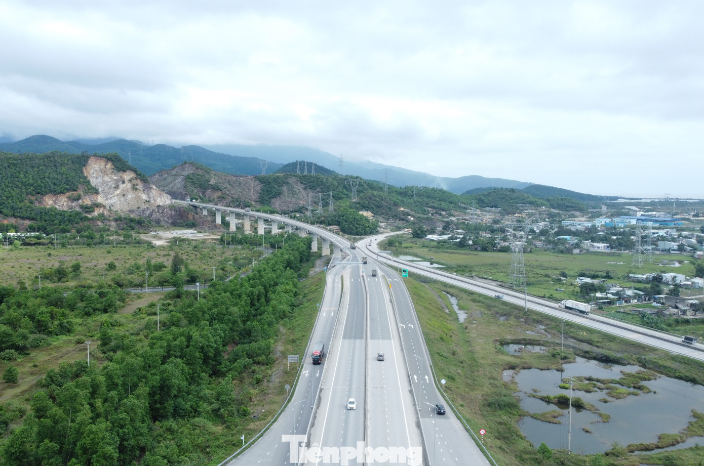 Tuyến cao tốc này có điểm đầu tiếp giáp với nút giao Hòa Liên (thuộc đoạn cao tốc La Sơn - Hòa Liên), điểm cuối tiếp giáp nút giao Túy Loan nối vào cao tốc Đà Nẵng - Quảng Ngãi. Trong ảnh: Một đoạn cao tốc La Sơn - Hòa Liên. Tuyến cao tốc này có điểm đầu tiếp giáp với nút giao Hòa Liên (thuộc đoạn cao tốc La Sơn - Hòa Liên), điểm cuối tiếp giáp nút giao Túy Loan nối vào cao tốc Đà Nẵng - Quảng Ngãi. Trong ảnh: Một đoạn cao tốc La Sơn - Hòa Liên.