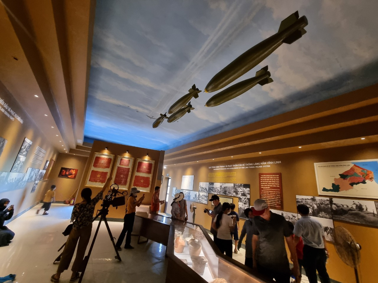 Phòng trưng bày tái hiện lại không khí chiến đấu, cuộc sống của nhân dân Quảng Trị.