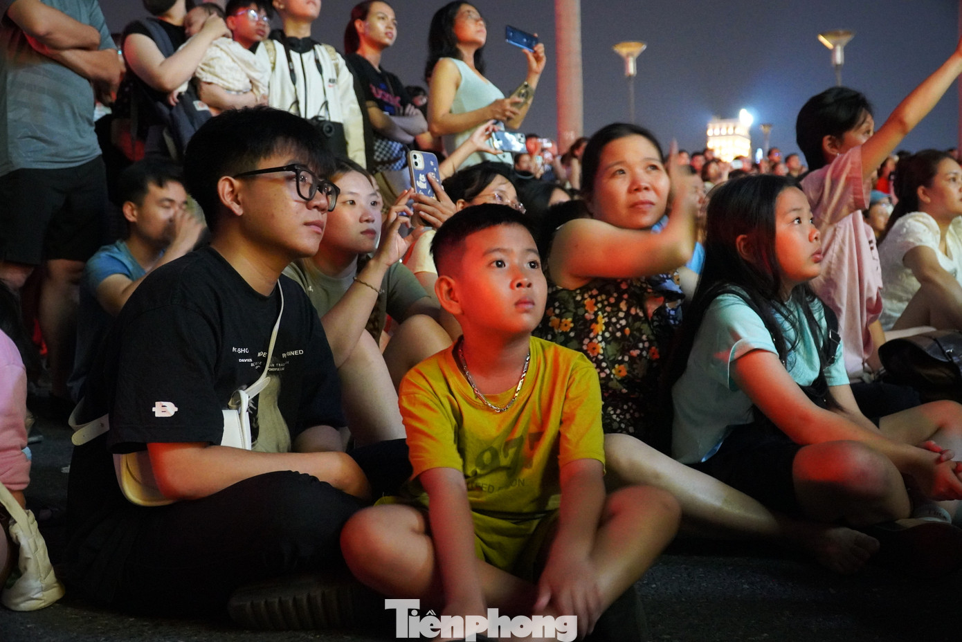 Các em nhỏ chăm chú theo dõi phim. Chị Mai Thị Thu Trà (quận Cẩm Lệ) cho hay khi biết thông tin về buổi chiếu phim, chị đã sắp xếp thời gian để đưa con tới xem. "Đây là cách tiếp cận, học lịch sử trực quan sinh động", chị nhìn nhận. Các em nhỏ chăm chú theo dõi phim. Chị Mai Thị Thu Trà (quận Cẩm Lệ) cho hay khi biết thông tin về buổi chiếu phim, chị đã sắp xếp thời gian để đưa con tới xem. "Đây là cách tiếp cận, học lịch sử trực quan sinh động", chị nhìn nhận.