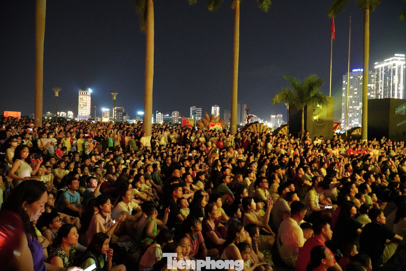 Hàng ngàn người không rời chỗ, xem từ đầu đến cuối "Câu chuyện Đà Nẵng". Những đoạn lịch sử huy hoàng, đám đông đã vỗ tay, reo hò đầy xúc động. Hàng ngàn người không rời chỗ, xem từ đầu đến cuối "Câu chuyện Đà Nẵng". Những đoạn lịch sử huy hoàng, đám đông đã vỗ tay, reo hò đầy xúc động.