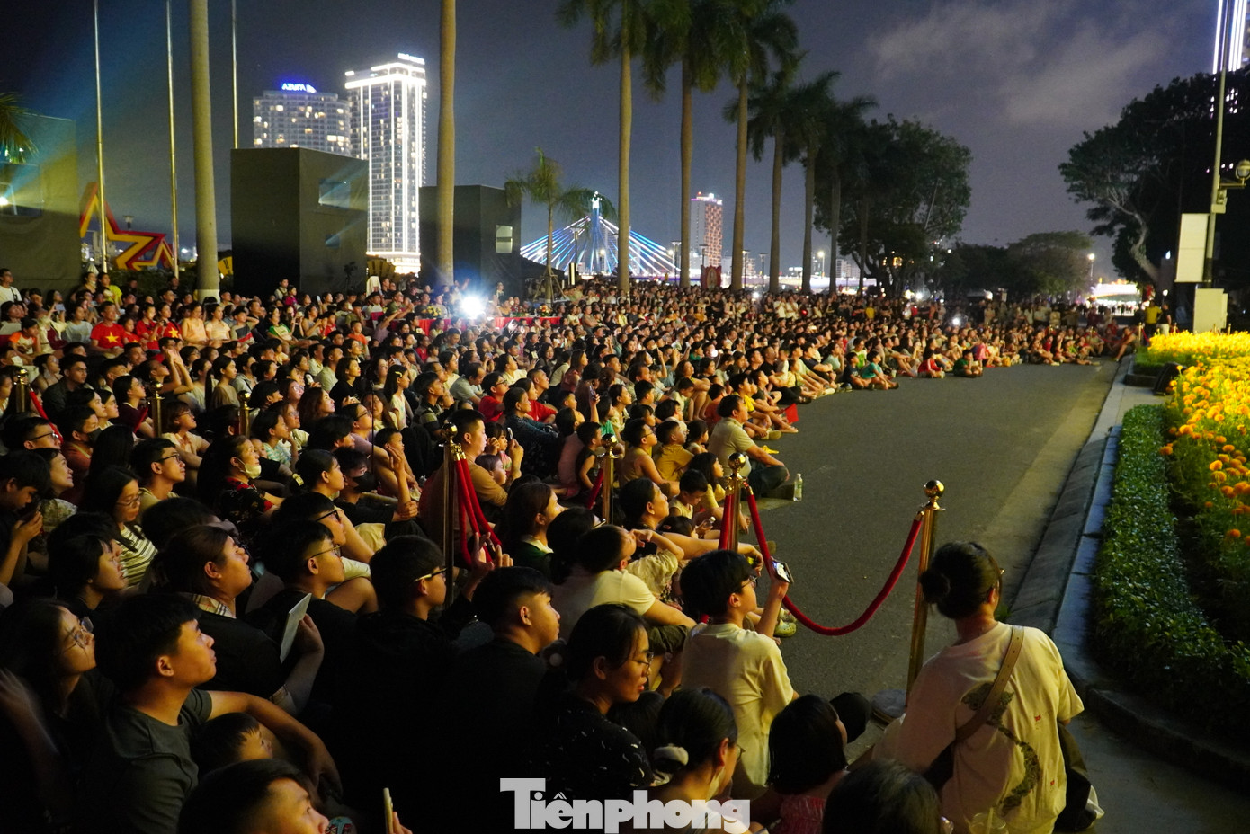 Ông Nguyễn Hóa (quận Liên Chiểu) kể từ 18h đã có mặt tại tuyến đường này, sau đó chọn vị trí gần màn hình "xí chỗ". "Tôi đoán ngày đầu tiên thế nào cũng đông nên phải tới sớm. Không ngờ có nhiều người còn đến sớm hơn tôi nữa. Tôi rất vui vì mọi người đón nhận phim về Đà Nẵng, về lịch sử", ông chia sẻ. Ông Nguyễn Hóa (quận Liên Chiểu) kể từ 18h đã có mặt tại tuyến đường này, sau đó chọn vị trí gần màn hình "xí chỗ". "Tôi đoán ngày đầu tiên thế nào cũng đông nên phải tới sớm. Không ngờ có nhiều người còn đến sớm hơn tôi nữa. Tôi rất vui vì mọi người đón nhận phim về Đà Nẵng, về lịch sử", ông chia sẻ.