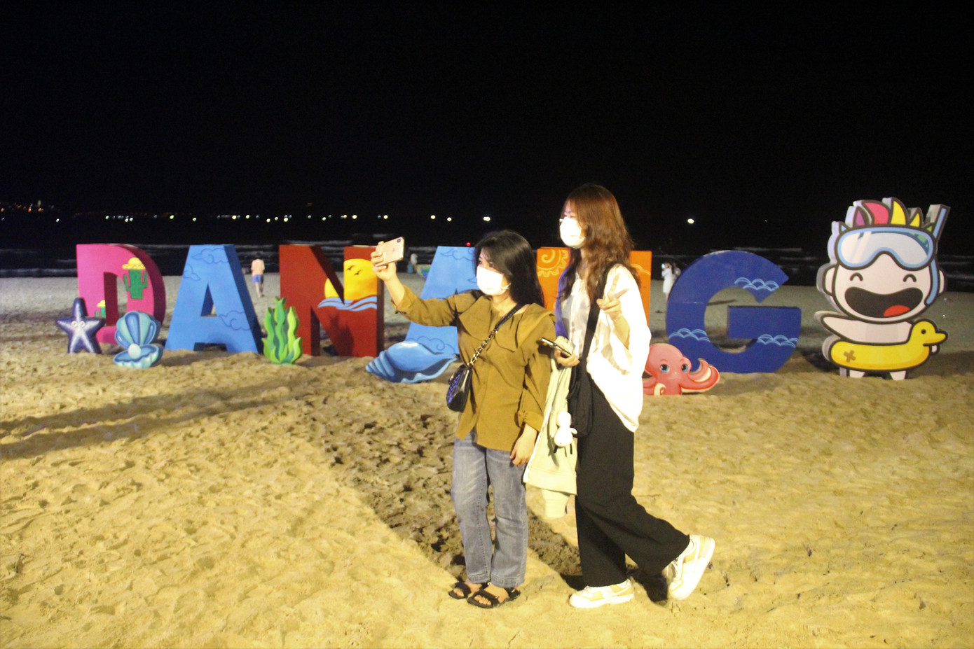 Bạn trẻ check-in tại bãi biển đêm Đà Nẵng. Bạn trẻ check-in tại bãi biển đêm Đà Nẵng.