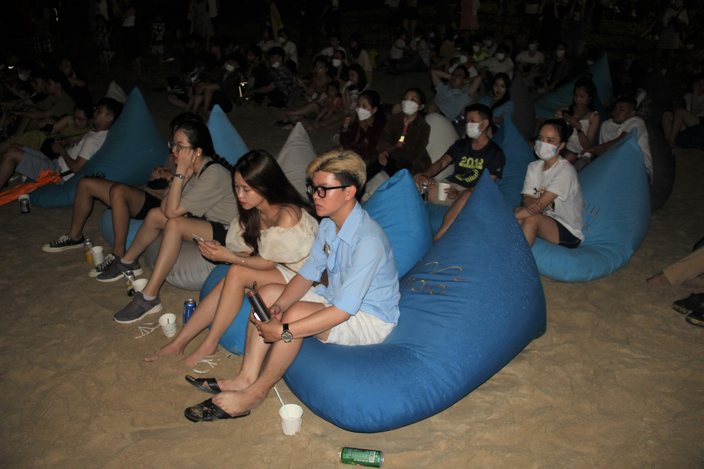 Du khách tận hưởng cảm giác vừa giải khát, vừa xem phim ngay trên bãi biển. Du khách tận hưởng cảm giác vừa giải khát, vừa xem phim ngay trên bãi biển.