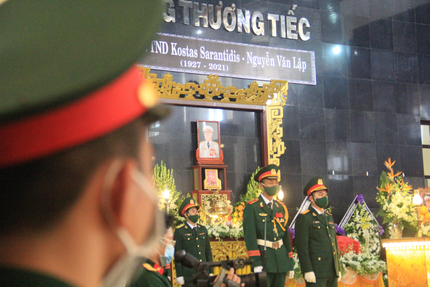 Khi mới vừa tròn 16 tuổi, Kostas Nguyễn Văn Lập bị bắt đi lính phục vụ cho chế độ độc tài Đức Quốc xã. Nhận thấy sự tàn bạo của chế độ độc tài nên chàng lính trẻ đã tìm cách trốn thoát khỏi Đức Quốc xã. Khi Chiến tranh Thế giới thứ hai kết thúc, ông bị đưa vào đội quân lê dương của Pháp. Tháng 2/1946, Kostas Nguyễn Văn Lập bị đưa tới Việt Nam phục vụ trong quân đội Pháp. Chứng kiến tội ác dã man của thực dân và nhận thức rõ được bản chất chính nghĩa của cuộc kháng chiến chống Pháp của nhân dân Việt Nam, ông đã giác ngộ Cách mạng và có quyết định quan trọng, đúng đắn nhất của đời mình.