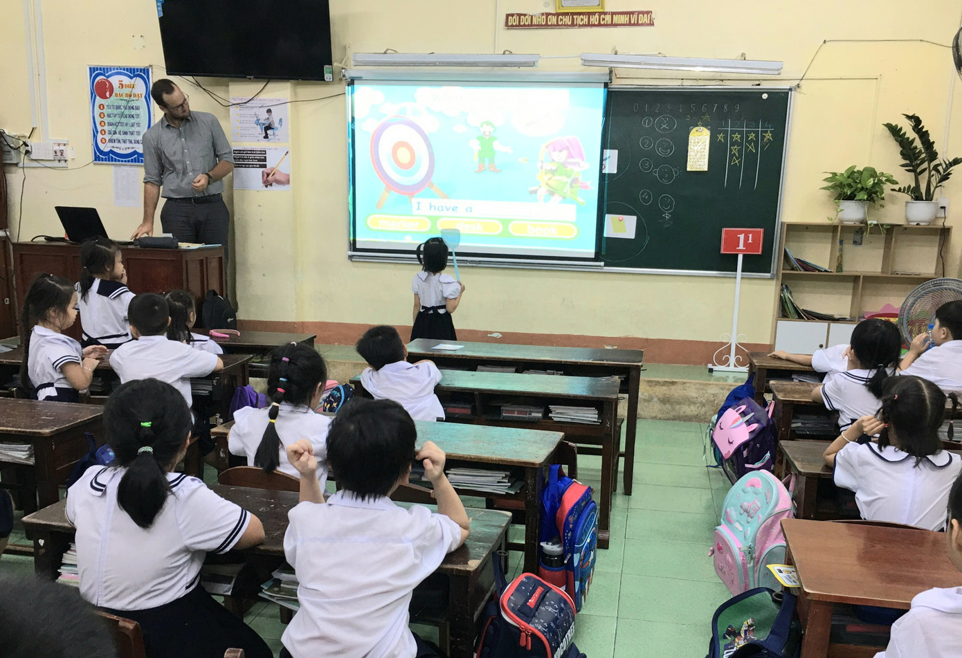 Một tiết học tiếng Anh với người nước ngoài của học sinh Tiểu học tại Đà Nẵng.