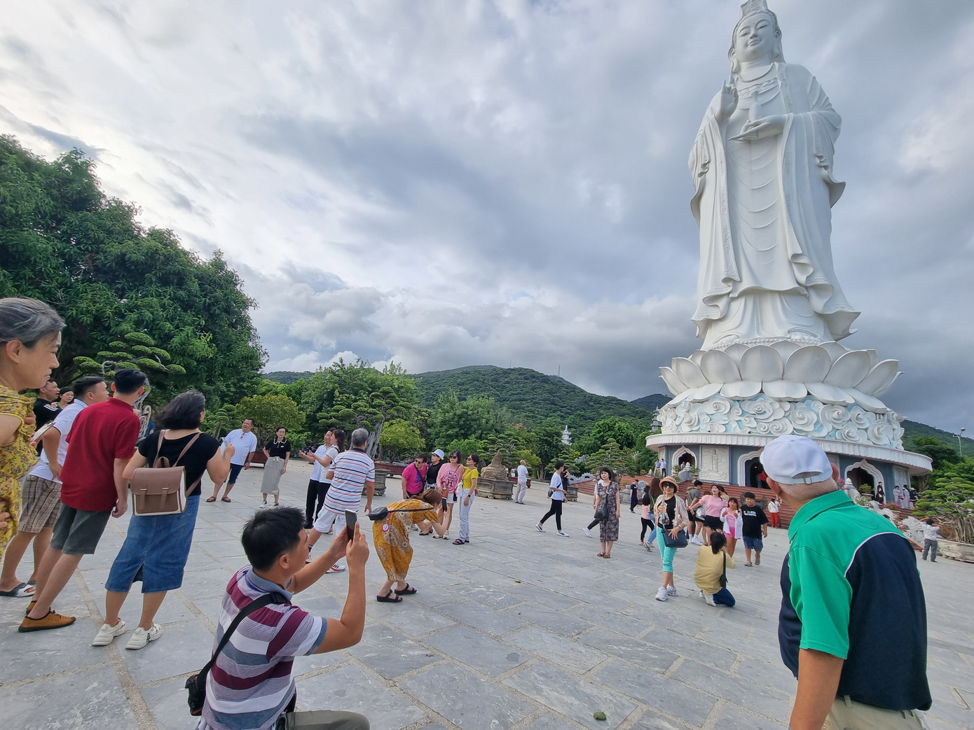 Tượng đứng tựa lưng vào núi, hướng ra biển, một tay bắt ấn tam muội, tay kia cầm bình nước cam lồ như rưới an bình cho những ngư dân đang vươn khơi xa. Tượng đứng tựa lưng vào núi, hướng ra biển, một tay bắt ấn tam muội, tay kia cầm bình nước cam lồ như rưới an bình cho những ngư dân đang vươn khơi xa.