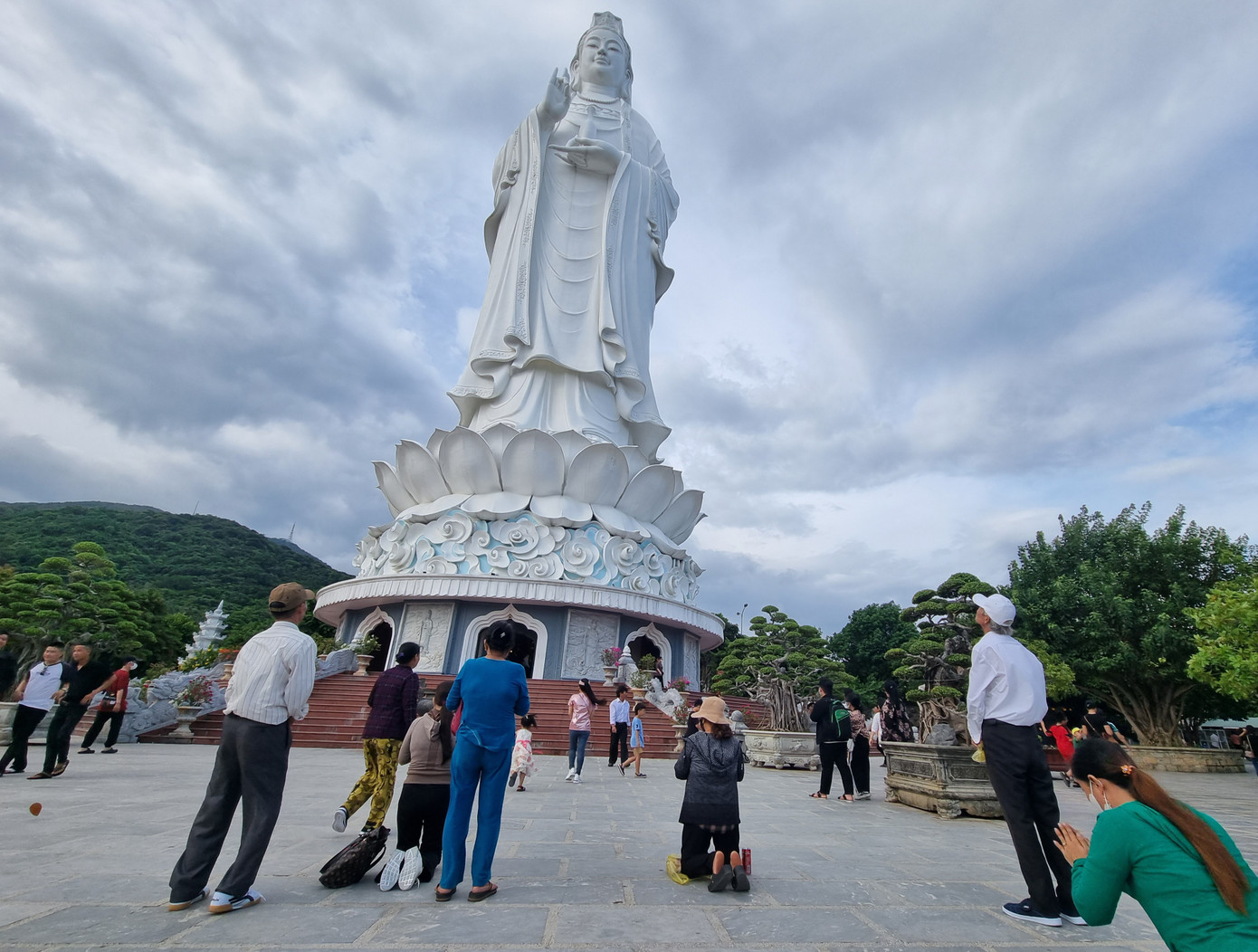 Với những du khách mê thưởng ngoạn cảnh quan, hướng tới tâm linh có thể lên bán đảo Sơn Trà, ghé chùa Linh Ứng đi lễ đầu năm. Chùa Linh Ứng có tượng Phật Bà Quan Âm với chiều cao 67m. Đứng từ bờ biển có thể nhìn thấy.