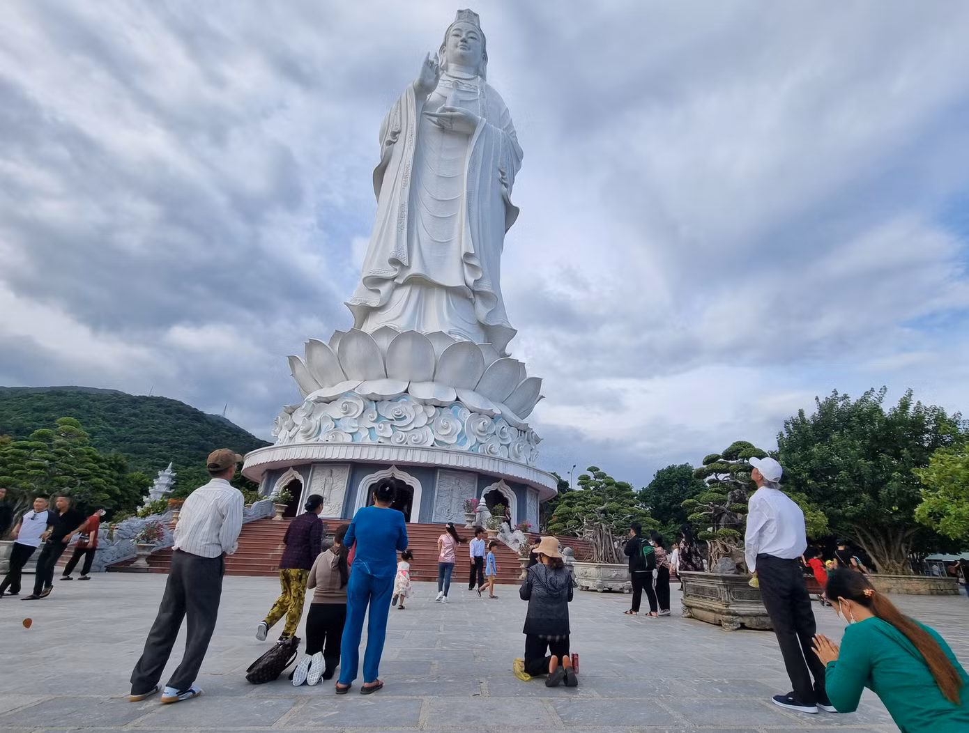 Với những du khách mê thưởng ngoạn cảnh quan, hướng tới tâm linh có thể lên bán đảo Sơn Trà, ghé chùa Linh Ứng đi lễ đầu năm. Chùa Linh Ứng có tượng Phật Bà Quan Âm với chiều cao 67m. Đứng từ bờ biển có thể nhìn thấy.