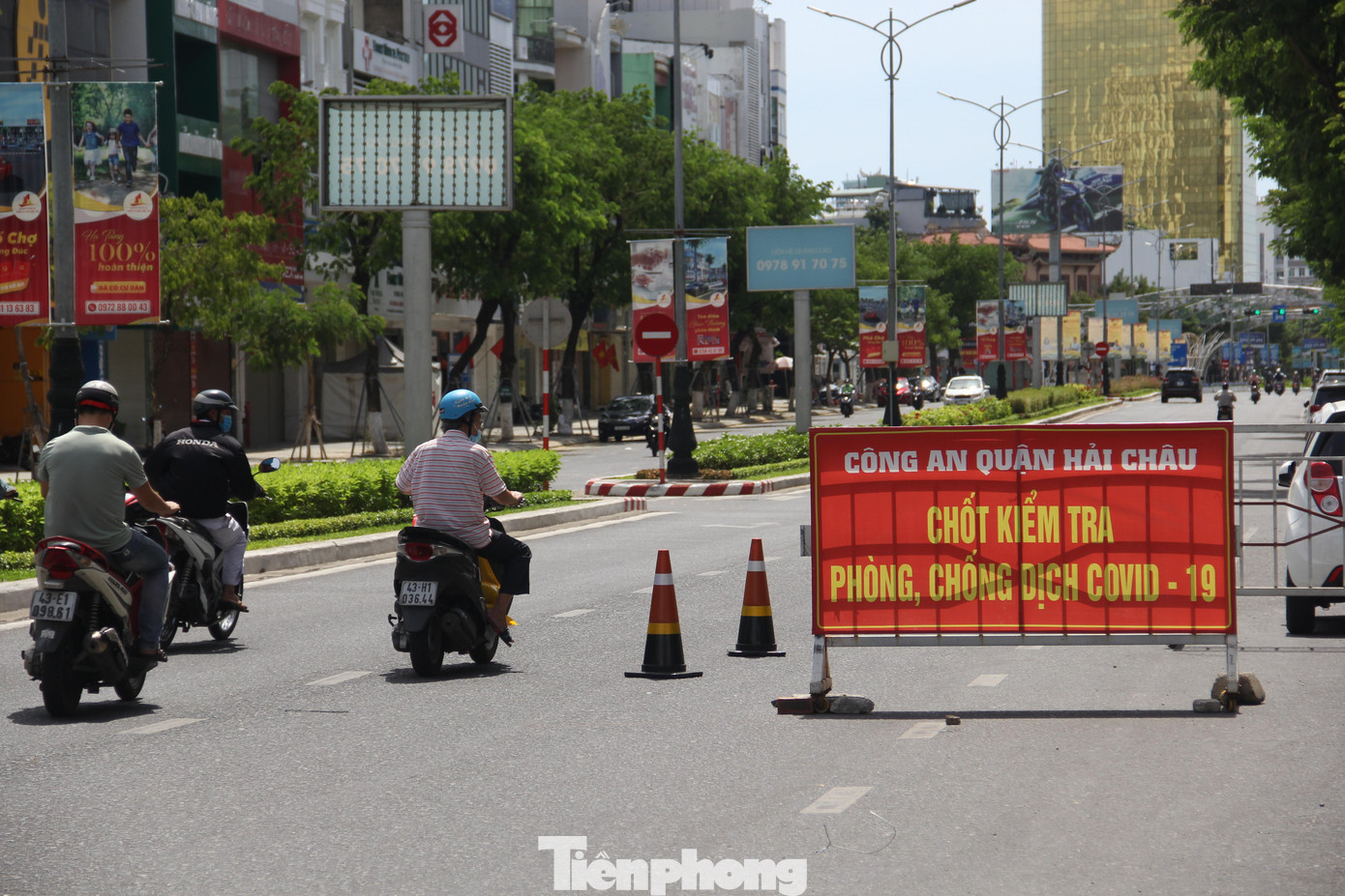 Ông lưu ý thêm, các sở ngành cần thực hiện nghiêm túc chủ trương phân công luân phiên 50% cán bộ đi làm tại cơ quan công sở. "Những đơn vị đã cấp giấy đi đường cho toàn bộ nhân viên của mình phải điều chỉnh lại theo hướng luân phiên cho một nửa cán bộ trong đơn vị. Thành phố thống nhất điều chỉnh thời gian làm việc của cán bộ công chức bắt đầu từ 8h30, trừ trường hợp cán bộ phòng chống dịch, nhằm không tập trung đông người tại các chốt giờ cao điểm. Công nhân làm việc tại các khu công nghiệp làm việc từ 7h", ông nói. Ông lưu ý thêm, các sở ngành cần thực hiện nghiêm túc chủ trương phân công luân phiên 50% cán bộ đi làm tại cơ quan công sở. "Những đơn vị đã cấp giấy đi đường cho toàn bộ nhân viên của mình phải điều chỉnh lại theo hướng luân phiên cho một nửa cán bộ trong đơn vị. Thành phố thống nhất điều chỉnh thời gian làm việc của cán bộ công chức bắt đầu từ 8h30, trừ trường hợp cán bộ phòng chống dịch, nhằm không tập trung đông người tại các chốt giờ cao điểm. Công nhân làm việc tại các khu công nghiệp làm việc từ 7h", ông nói.