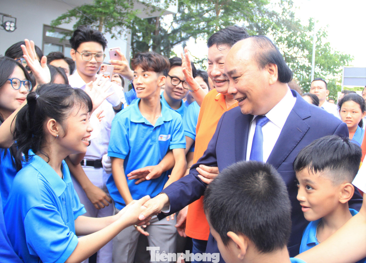 Các em mừng vui, tươi cười khi đón Chủ tịch nước Nguyễn Xuân Phúc đến thăm trường.