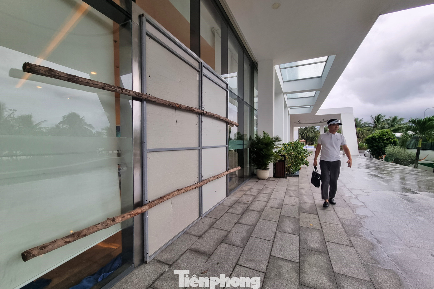 Đóng, nẹp cửa chắc chắn đề phòng bão lớn. Ảnh: Thanh Hiền. Đóng, nẹp cửa chắc chắn đề phòng bão lớn. Ảnh: Thanh Hiền.