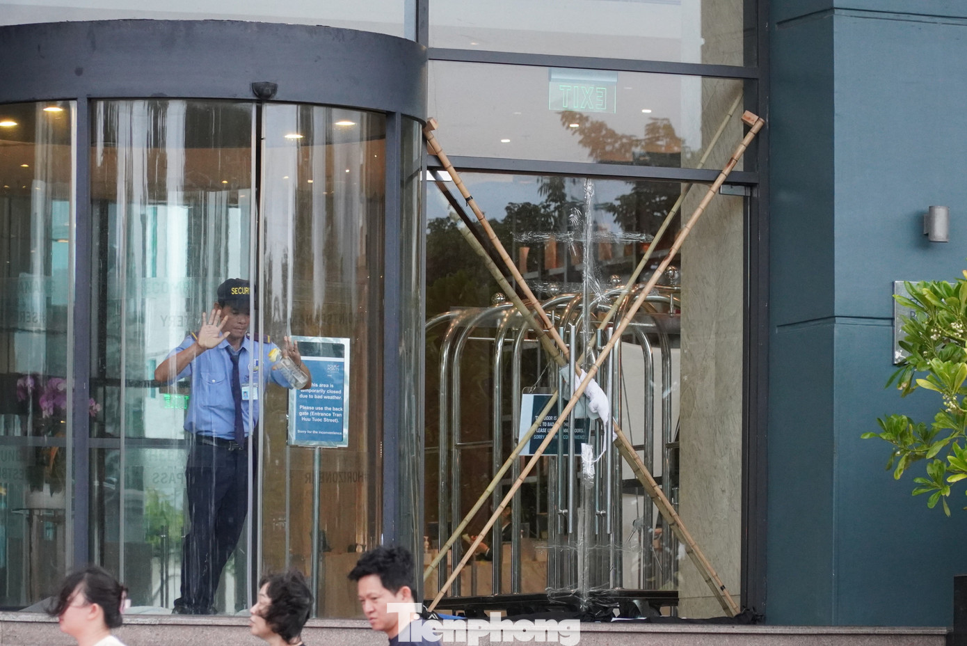 Các khách sạn giáp biển đều làm cửa kính, mặt tiền cũng bằng kính với diện tích lớn nên rất dễ vỡ nếu gió giật mạnh. Đại diện một khách sạn cho hay đây là phương án trước mắt, nếu tình hình gió trong đêm mạnh hơn nữa thì sẽ huy động đội kỹ thuật triển khai các phương án khác để đảm bảo an toàn hơn. Ảnh: Thanh Hiền. Các khách sạn giáp biển đều làm cửa kính, mặt tiền cũng bằng kính với diện tích lớn nên rất dễ vỡ nếu gió giật mạnh. Đại diện một khách sạn cho hay đây là phương án trước mắt, nếu tình hình gió trong đêm mạnh hơn nữa thì sẽ huy động đội kỹ thuật triển khai các phương án khác để đảm bảo an toàn hơn. Ảnh: Thanh Hiền.