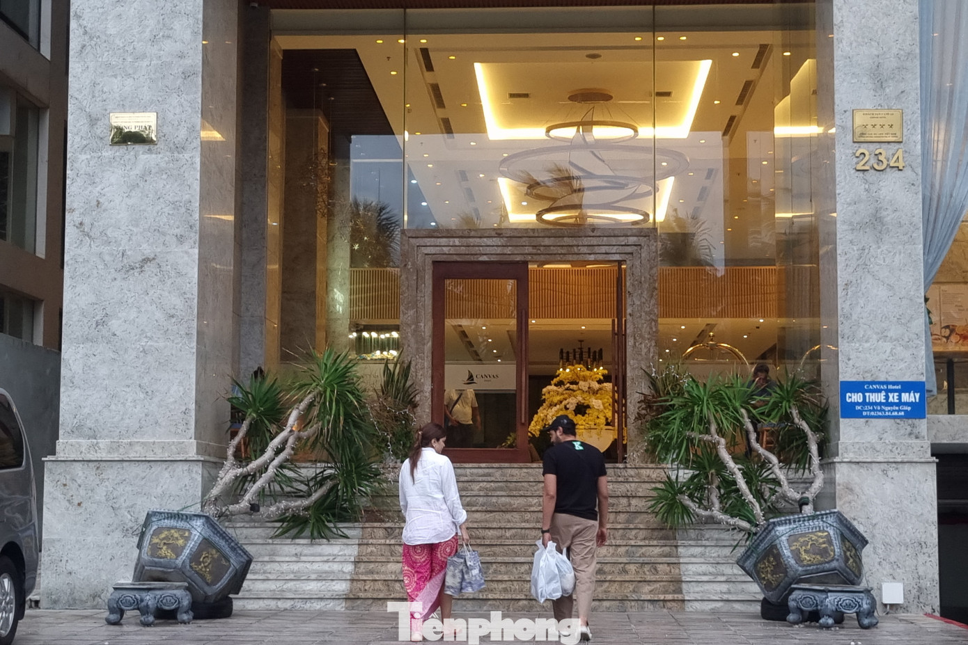 Một khách sạn đã chủ động hạ chậu cảnh xuống vì sợ bão quật gãy. Ảnh: Thanh Hiền. Một khách sạn đã chủ động hạ chậu cảnh xuống vì sợ bão quật gãy. Ảnh: Thanh Hiền.