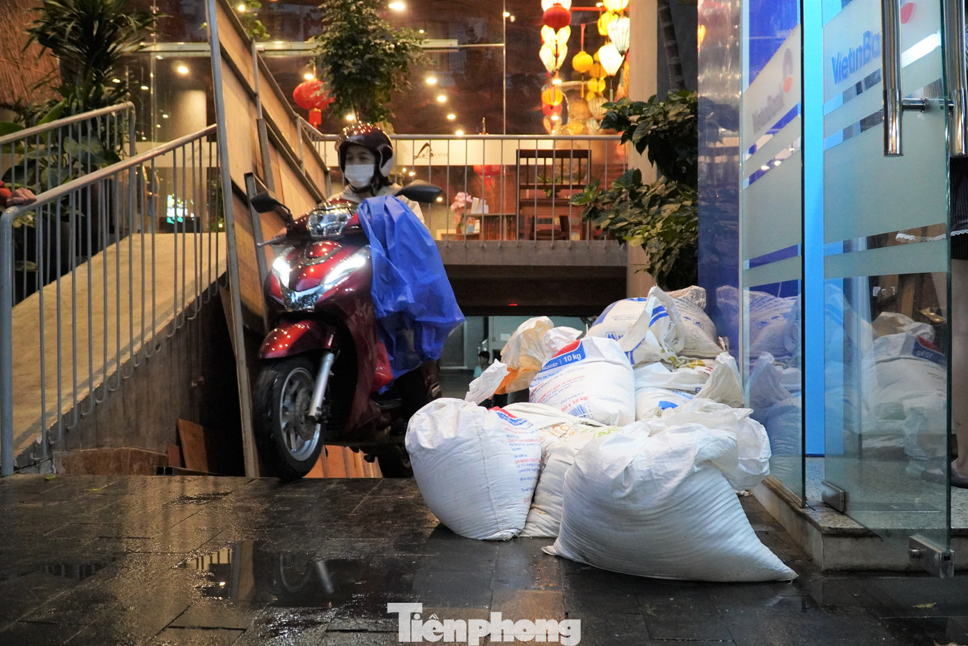 Tầng hầm của các khách sạn chuẩn bị bao cát sẵn, khi mưa to sẽ chắn bao cát trước miệng hầm, đồng thời lót thêm vải ở dưới để cản nước tràn vào gây ngập hầm. Ảnh: Thanh Hiền. Tầng hầm của các khách sạn chuẩn bị bao cát sẵn, khi mưa to sẽ chắn bao cát trước miệng hầm, đồng thời lót thêm vải ở dưới để cản nước tràn vào gây ngập hầm. Ảnh: Thanh Hiền.