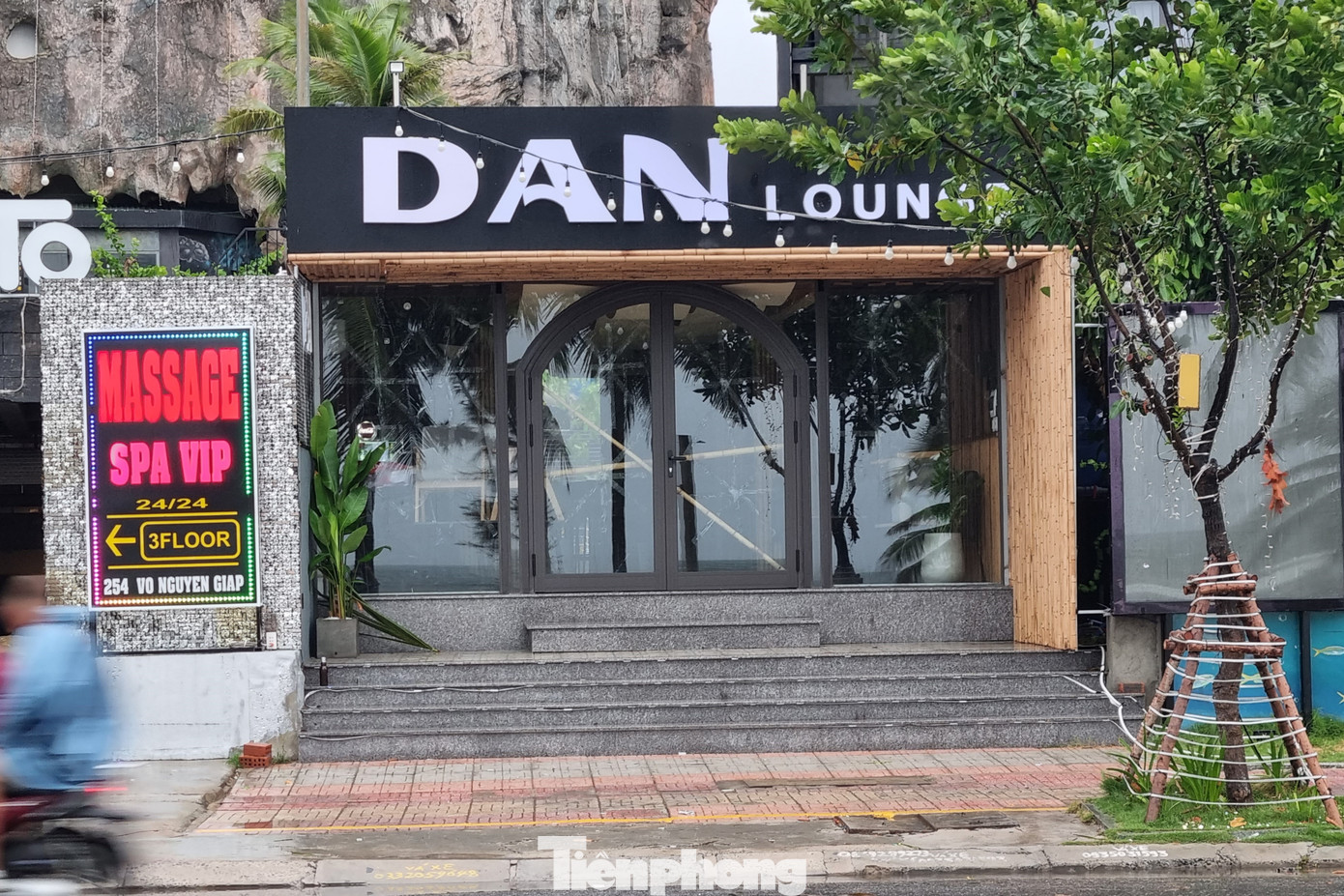 Một số cơ sở dán băng dính chéo lên kính để chống vỡ. Theo dự báo, ngày mai, áp thấp nhiệt đới có thể mạnh lên thành bão, áp sát vùng biển Quảng Bình - Đà Nẵng và tiếp tục gây gió giật mạnh, mưa lớn kéo dài ở các tỉnh Bắc và Trung Trung Bộ. Ảnh: Thanh Hiền. Một số cơ sở dán băng dính chéo lên kính để chống vỡ. Theo dự báo, ngày mai, áp thấp nhiệt đới có thể mạnh lên thành bão, áp sát vùng biển Quảng Bình - Đà Nẵng và tiếp tục gây gió giật mạnh, mưa lớn kéo dài ở các tỉnh Bắc và Trung Trung Bộ. Ảnh: Thanh Hiền.