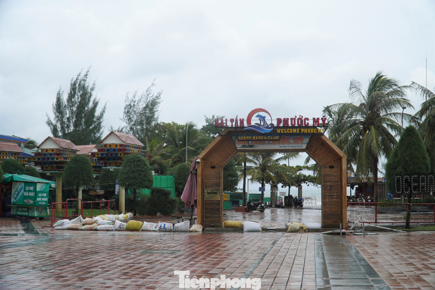 Một bãi tắm chắn bao cát để cản bùn đất tràn vào. Ảnh: Thanh Hiền. Một bãi tắm chắn bao cát để cản bùn đất tràn vào. Ảnh: Thanh Hiền.