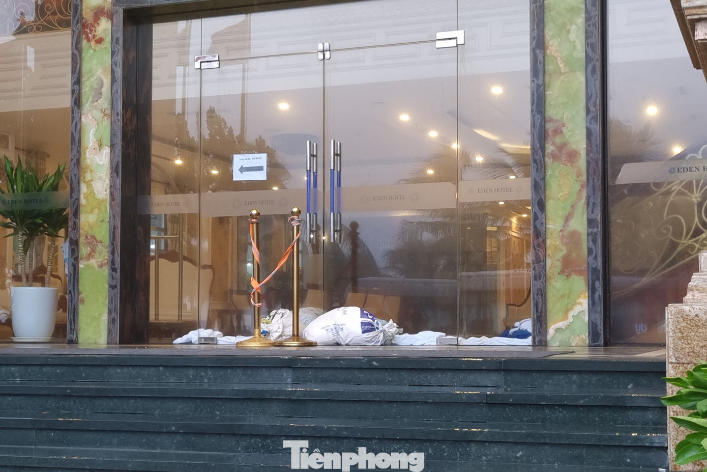 Một khách sạn cạnh đó vừa chèn cửa, vừa khóa lối đi chính. Theo các khách sạn, những năm trước khi có bão lớn, ngoài chèn chống họ còn thuê xe container về đứng chắn ngay trước mặt tiền để cản gió. Một khách sạn cạnh đó vừa chèn cửa, vừa khóa lối đi chính. Theo các khách sạn, những năm trước khi có bão lớn, ngoài chèn chống họ còn thuê xe container về đứng chắn ngay trước mặt tiền để cản gió.