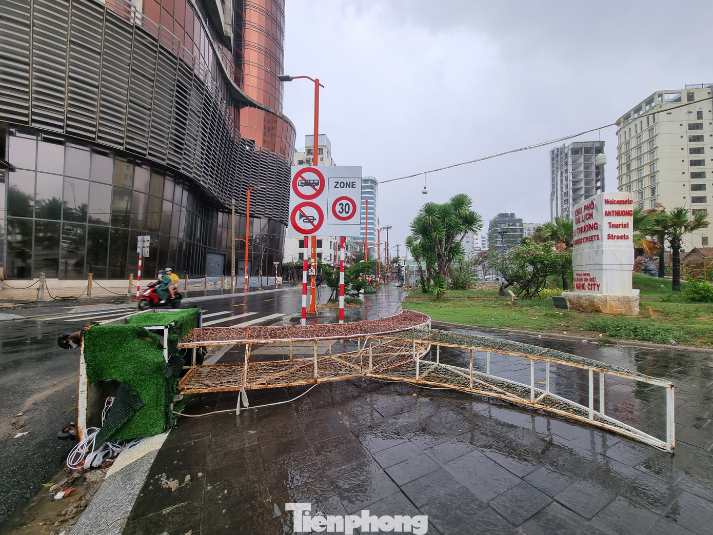 Cổng chào của phố du lịch An Thượng cũng hạ xuống vì sợ gió quật ngã. Ảnh: Thanh Hiền. Cổng chào của phố du lịch An Thượng cũng hạ xuống vì sợ gió quật ngã. Ảnh: Thanh Hiền.