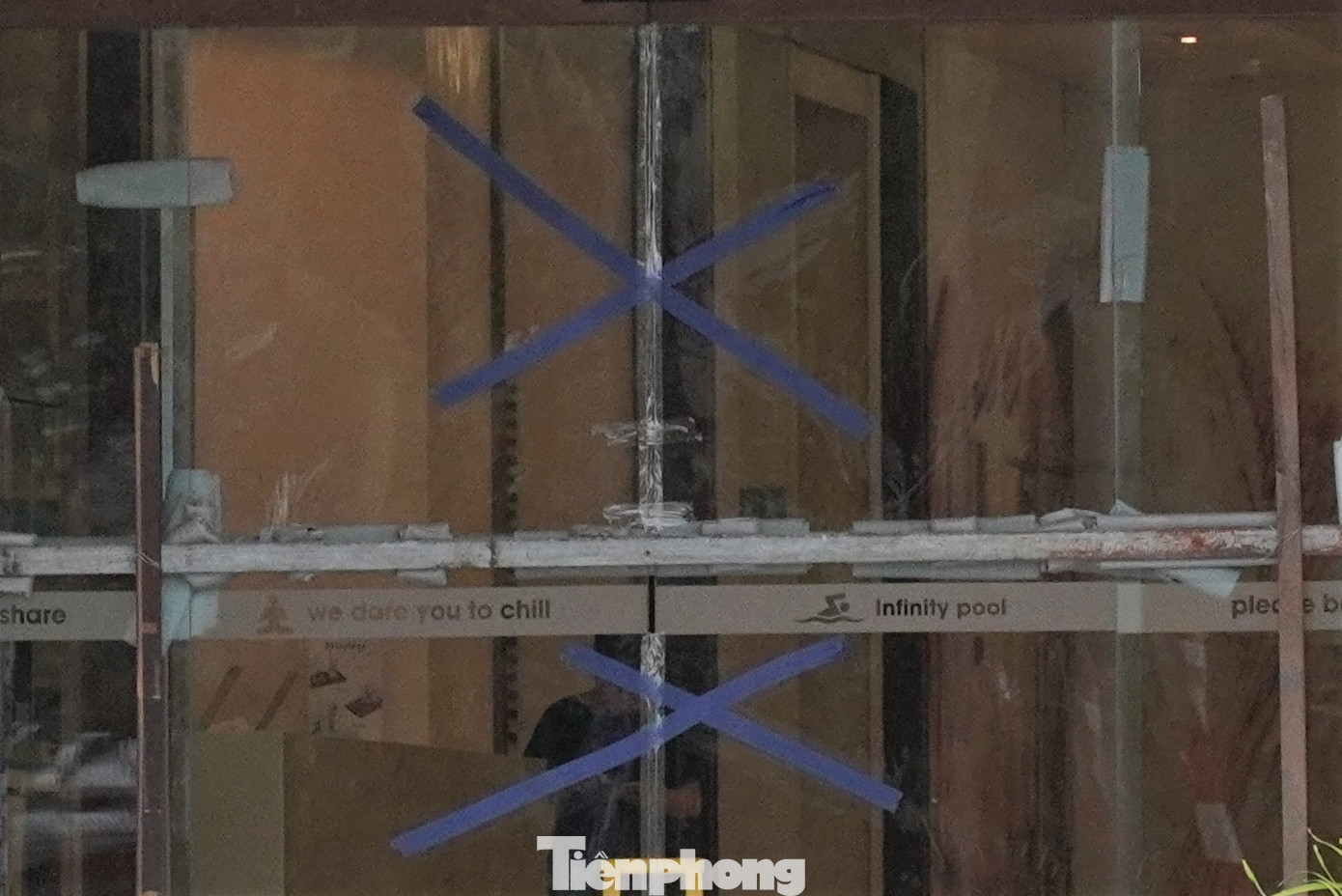 Một số cơ sở dán băng dính chéo lên kính để chống vỡ. Theo dự báo, ngày mai, áp thấp nhiệt đới có thể mạnh lên thành bão, áp sát vùng biển Quảng Bình - Đà Nẵng và tiếp tục gây gió giật mạnh, mưa lớn kéo dài ở các tỉnh Bắc và Trung Trung Bộ. Ảnh: Thanh Hiền. Một số cơ sở dán băng dính chéo lên kính để chống vỡ. Theo dự báo, ngày mai, áp thấp nhiệt đới có thể mạnh lên thành bão, áp sát vùng biển Quảng Bình - Đà Nẵng và tiếp tục gây gió giật mạnh, mưa lớn kéo dài ở các tỉnh Bắc và Trung Trung Bộ. Ảnh: Thanh Hiền.