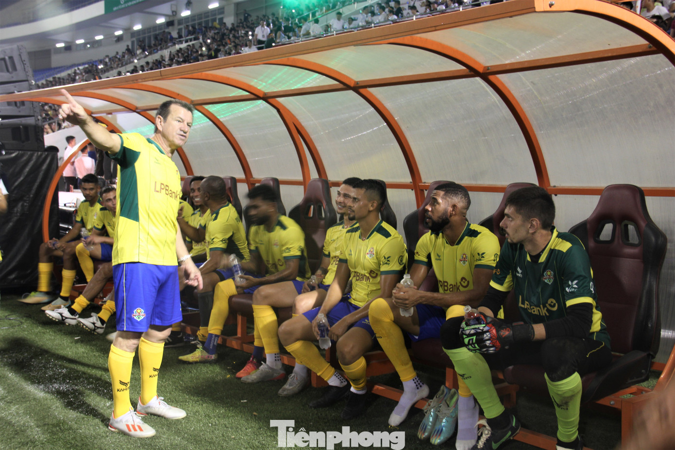 Năm 2024, dàn huyền thoại bóng đá Brazil cũng đã có mặt trên sân vận động Hoà Xuân.