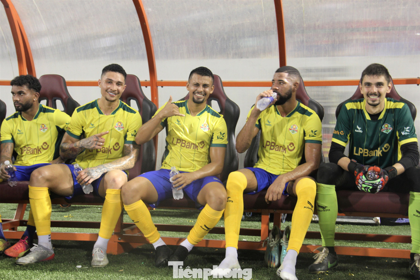 Brazil với những huyền thoại: Rivaldo, huấn luyện viên Dunga, Lucio, Ze’ Carlos, Giovanni, Kleberson, Edmilson, Paulo Sergio cùng với 10 cầu thủ trẻ tài năng khác. (Ảnh: Thanh Hiền).