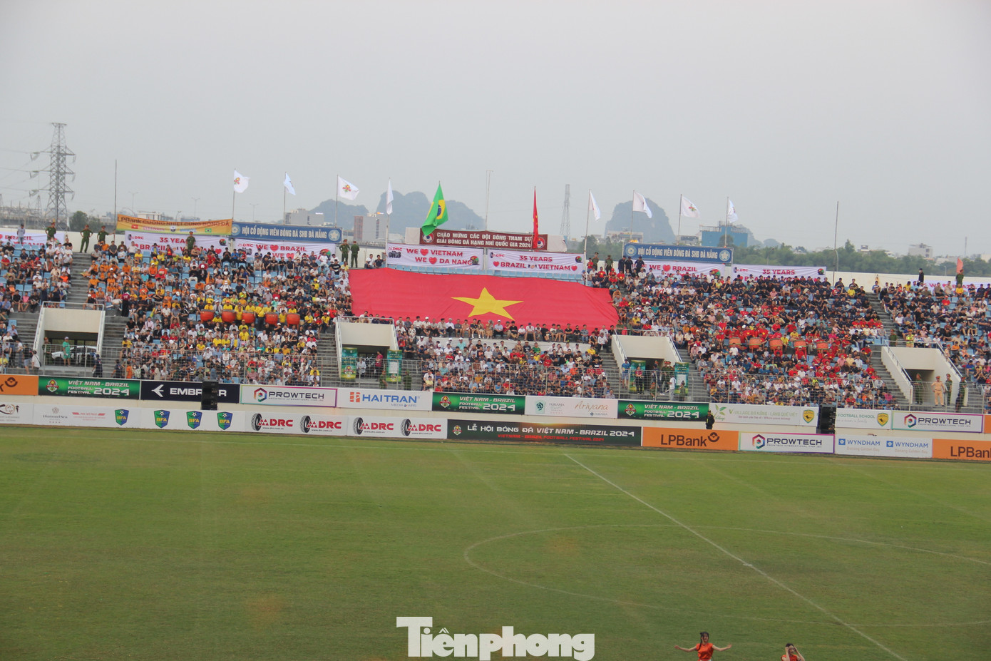 Khán giả Đà Nẵng có mặt từ rất sớm, nao nức gặp gỡ thần tượng và đón xem trực tiếp trận đấu. BTC bán khoảng 10.000 vé cho trận giao hữu Việt Nam - Brazil. (Ảnh: Thanh Hiền).