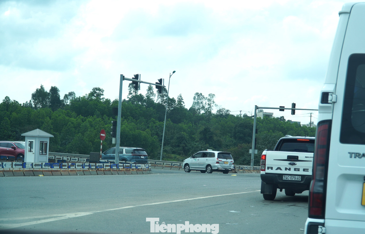 Đoàn xe nối nhau vào cao tốc Đà Nẵng - Quảng Ngãi.