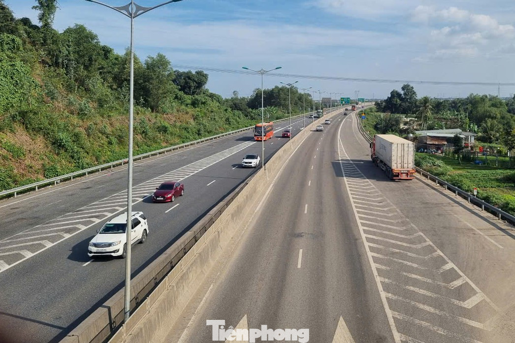 Ông Vương Duy Tú chia sẻ thêm, từ sau 23 tháng Chạp, xe cộ qua cao tốc Đà Nẵng - Quảng Ngãi bắt đầu đông, chủ yếu là xe từ miền Nam ra. Một số thời điểm có ùn tắc ở trạm thu phí phía Quảng Ngãi.