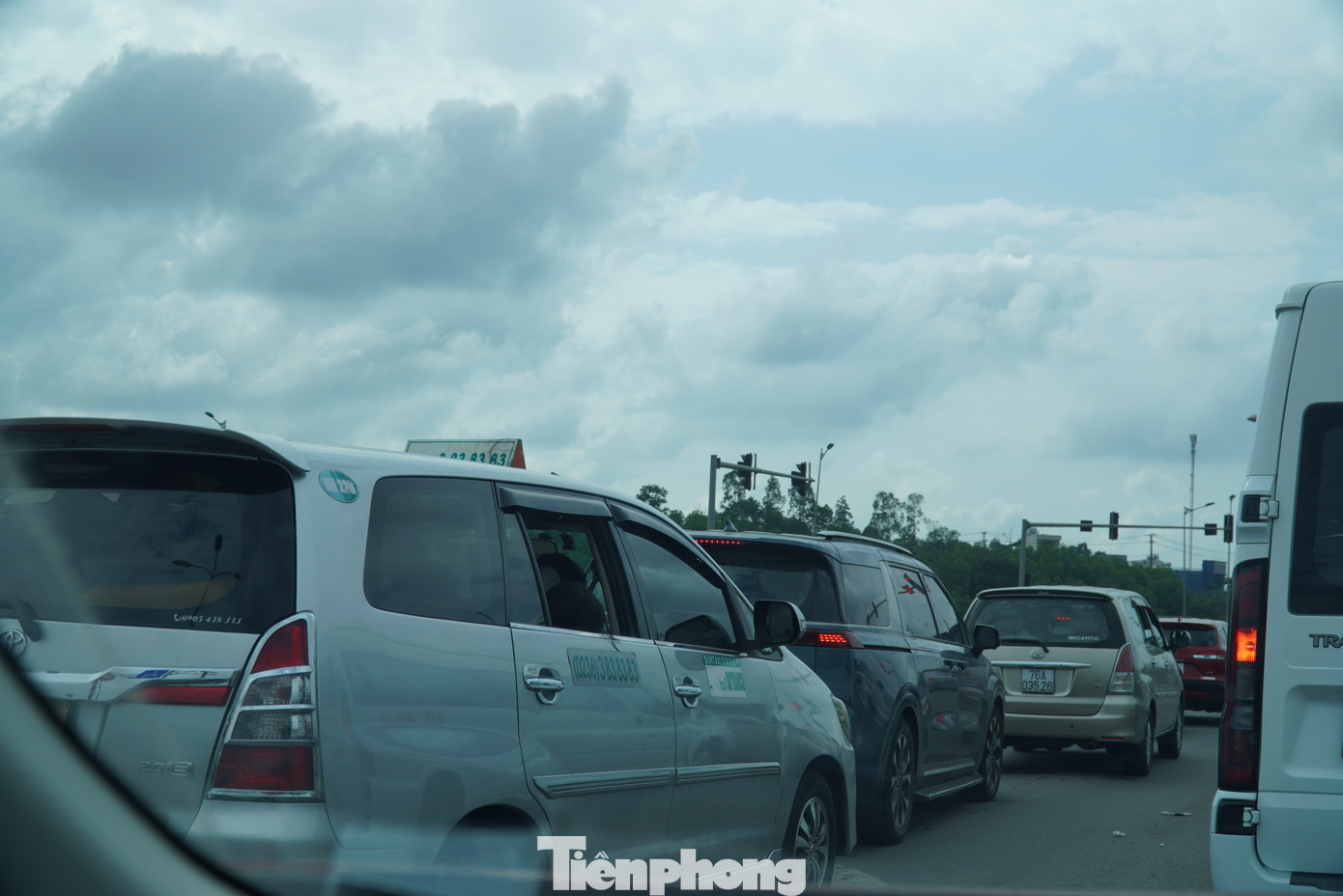 Xe ô tô chen cứng trên các làn. “Tôi chọn đi vào giờ trưa vì nghĩ sẽ ít người hơn nhưng tới nút giao vào cao tốc Đà Nẵng – Quảng Ngãi xe cộ nườm nượp. Phải mất gần 15 phút mới thoát khỏi đoạn đường này”, anh Hoàng Huy (quận Cẩm Lệ, TP Đà Nẵng) kể.