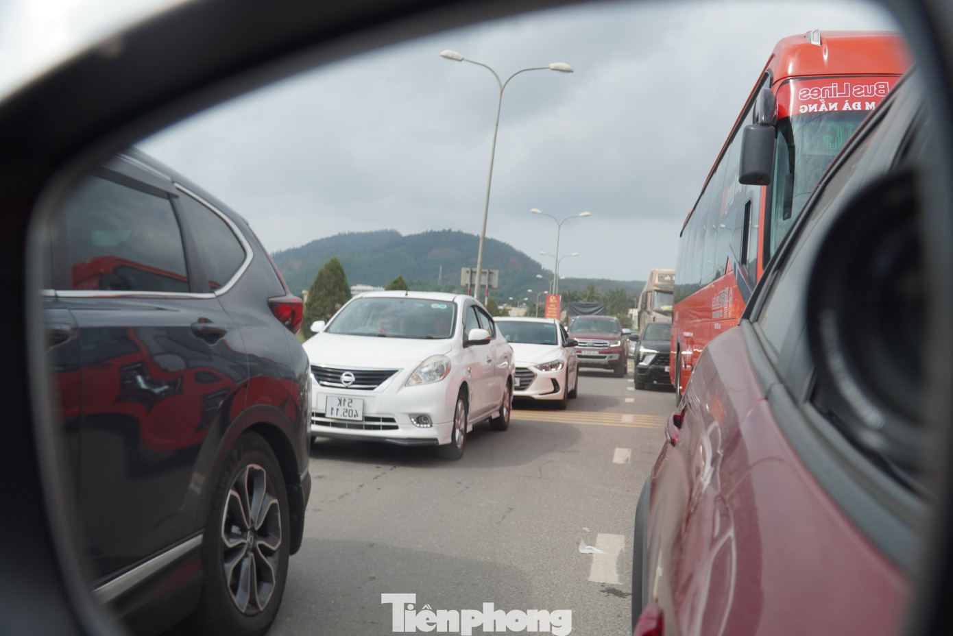 Xe ô tô chen cứng trên các làn. “Tôi chọn đi vào giờ trưa vì nghĩ sẽ ít người hơn nhưng tới nút giao vào cao tốc Đà Nẵng – Quảng Ngãi xe cộ nườm nượp. Phải mất gần 15 phút mới thoát khỏi đoạn đường này”, anh Hoàng Huy (quận Cẩm Lệ, TP Đà Nẵng) kể.
