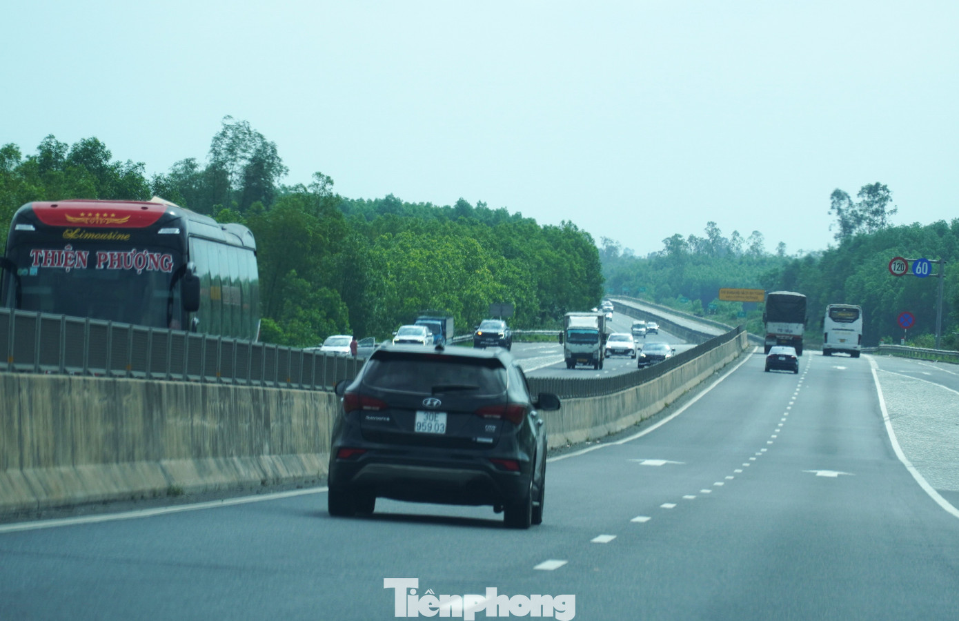 Theo Trung tâm khai thác vận hành đường cao tốc Quảng Ngãi - Đà Nẵng, lưu lượng xe qua cao tốc hơn 21.000 lượt/ngày, gấp 3 ngày thường. Con số này cũng tăng cao hơn so với năm ngoái (18.000 lượt). Trong ảnh: Xe đi qua cao tốc Đà Nẵng - Quảng Ngãi trưa 27 tháng Chạp.