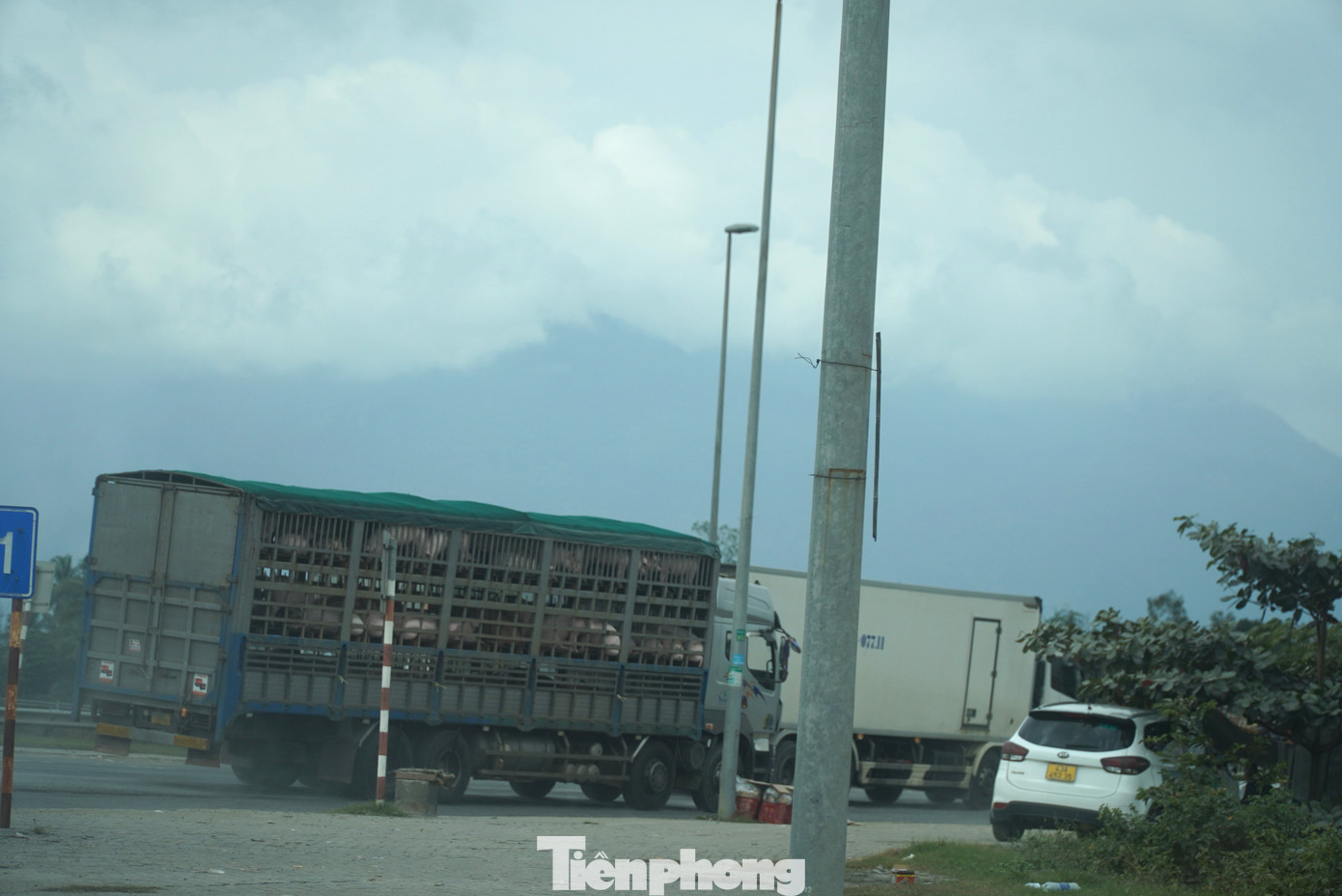 Tại lối ra giao với đường Trường Sơn, lực lượng chức năng phân luồng cho xe tải đi thẳng, xe cá nhân rẽ vào trung tâm thành phố để giảm bớt áp lực cho tuyến Hòa Liên - Túy Loan.