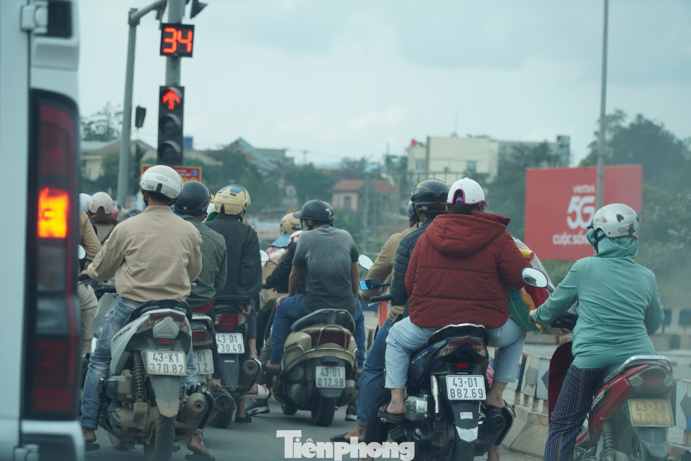 Không chỉ có ô tô, xe máy cũng nêm chặt làn đường.