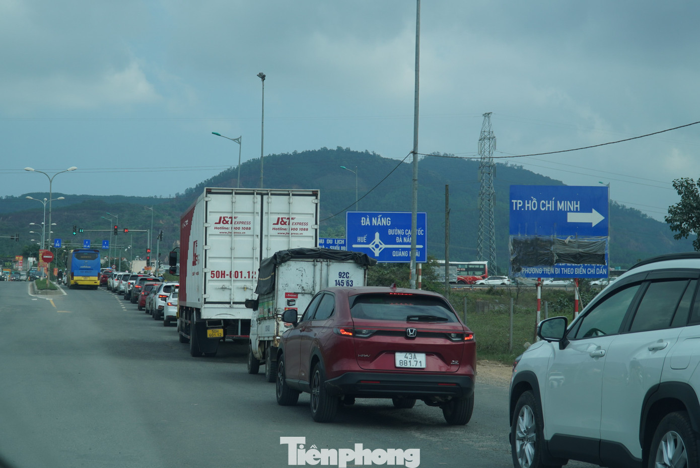 Rất nhiều xe cá nhân lưu thông trên tuyến đường này những ngày gần Tết. Ông Vương Duy Tú - Giám đốc Trung tâm khai thác vận hành đường cao tốc Quảng Ngãi - Đà Nẵng, cho hay, do lưu lượng xe lớn nên đèn đỏ khu vực này cũng được điều chỉnh chậm hơn ngày thường.