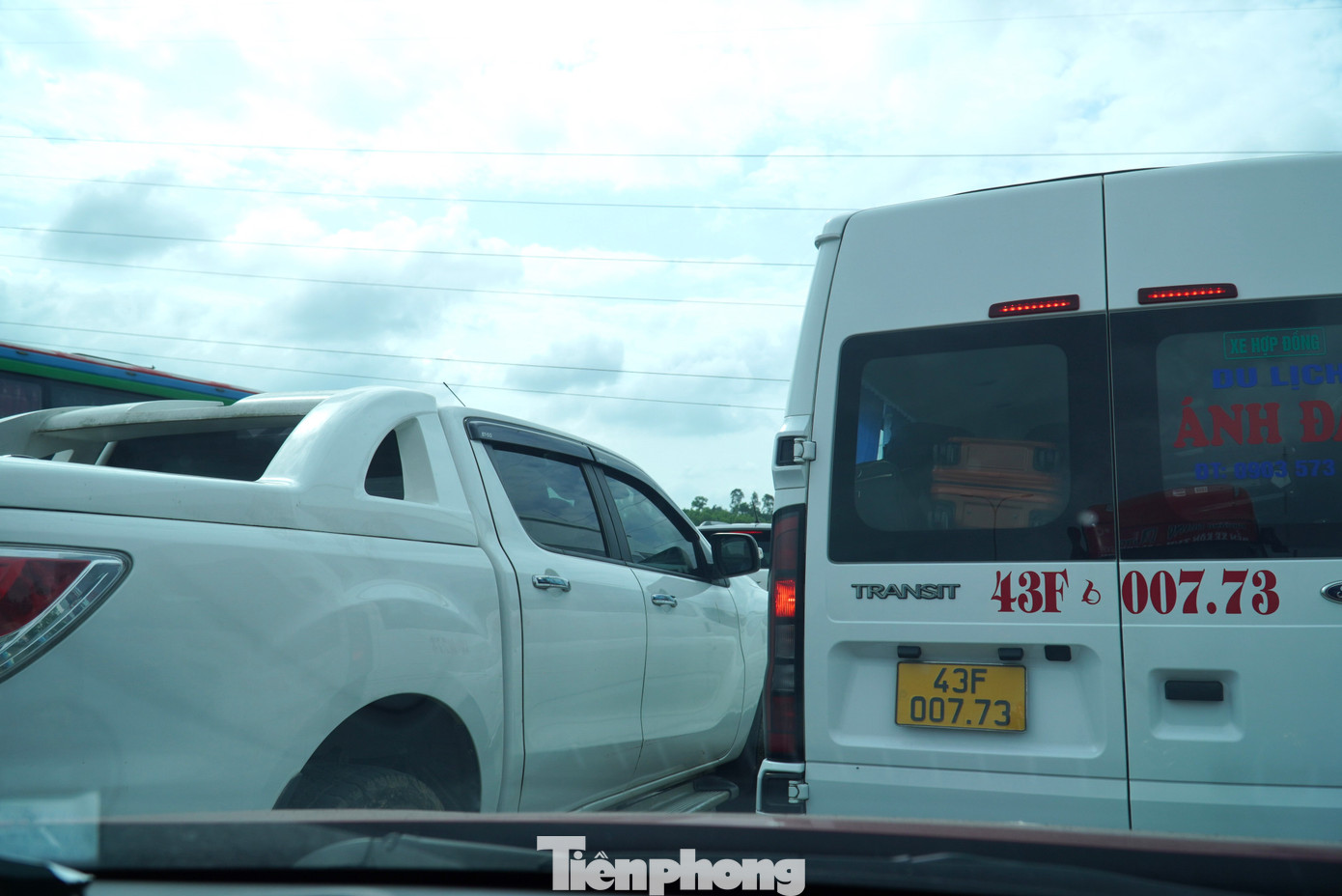 Xe ô tô chen cứng trên các làn. “Tôi chọn đi vào giờ trưa vì nghĩ sẽ ít người hơn nhưng tới nút giao vào cao tốc Đà Nẵng – Quảng Ngãi xe cộ nườm nượp. Phải mất gần 15 phút mới thoát khỏi đoạn đường này”, anh Hoàng Huy (quận Cẩm Lệ, TP Đà Nẵng) kể.