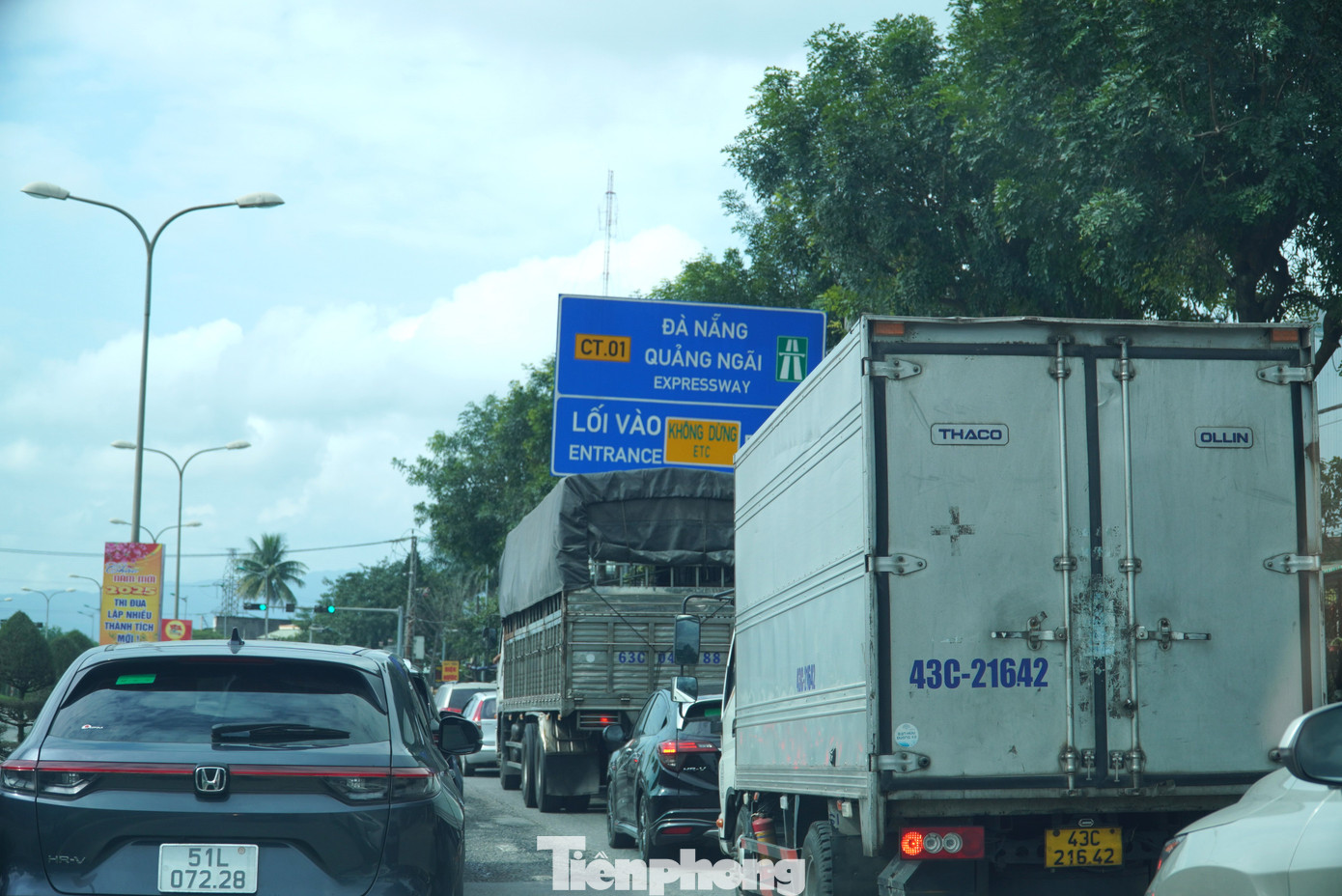 Đủ loại xe tải, xe cá nhân, xe khách chen chúc. Chị Thu Hương (Đà Nẵng) cho biết phải chờ rất nhiều lần đèn đỏ mới qua được đoạn này. &quot;Mỗi lần đèn đỏ gần 90 giây, cùng với lượng xe quá nhiều nên nhích xe từng mét một mới thoát ra được&quot;, chị nói.