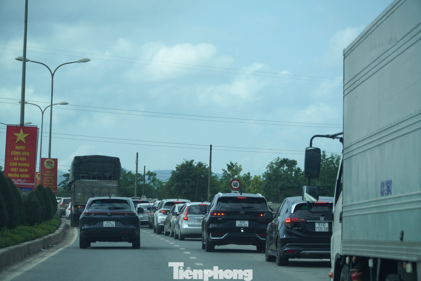 Xe ô tô nối đuôi nhau trên đường Trường Sơn đoạn gần lối vào cao tốc Đà Nẵng - Quảng Ngãi. Ảnh: Thanh Hiền.